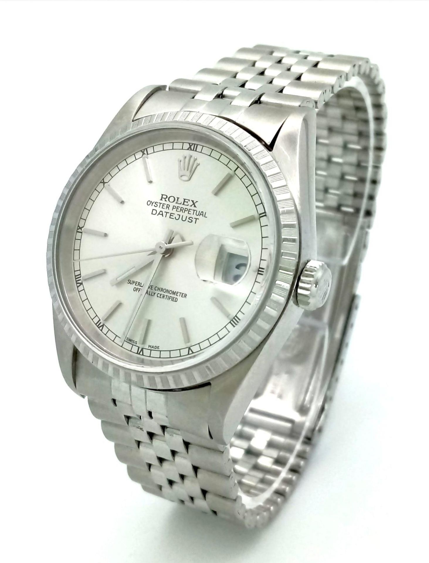 A stainless steel ROLEX OYSTER PERPETUAL DATEJUST watch. Case 36 mm, calibrated bezel, silver tone