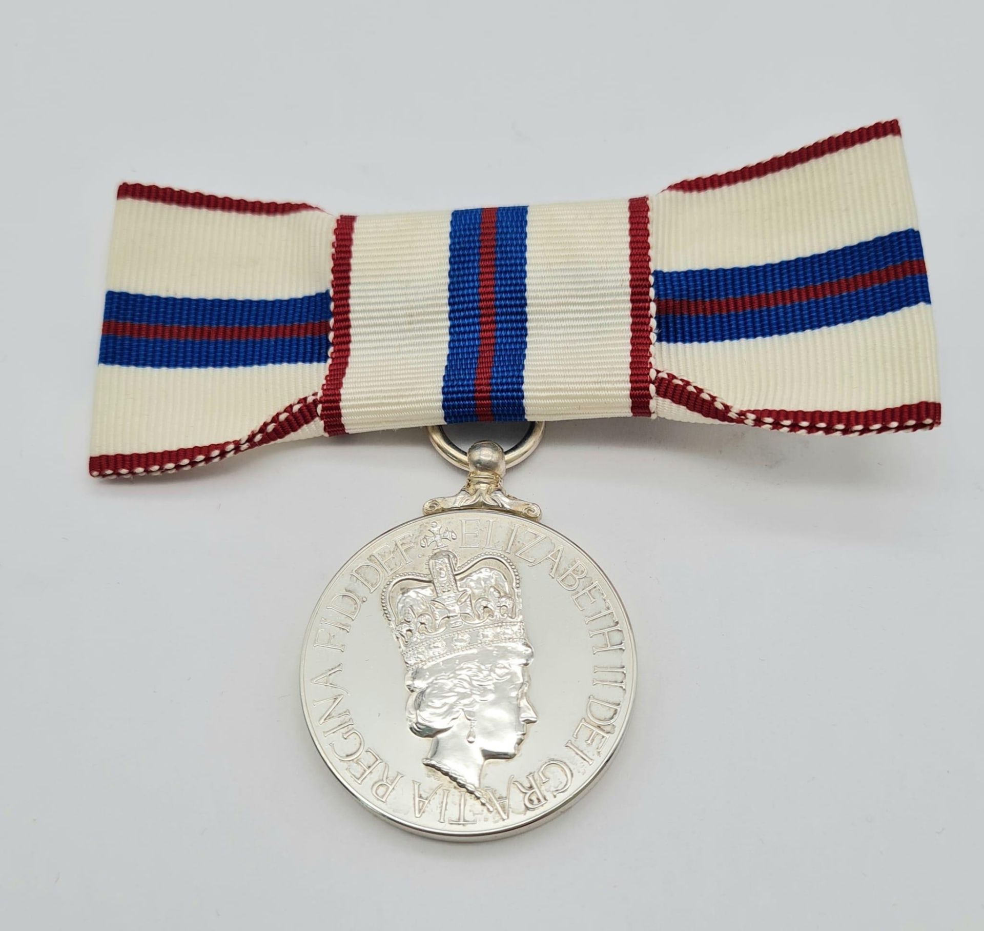 A Queen Elizabeth the Second’s Silver Jubilee Medal 1977, mounted on a ribbon bow for wear by a - Bild 3 aus 5