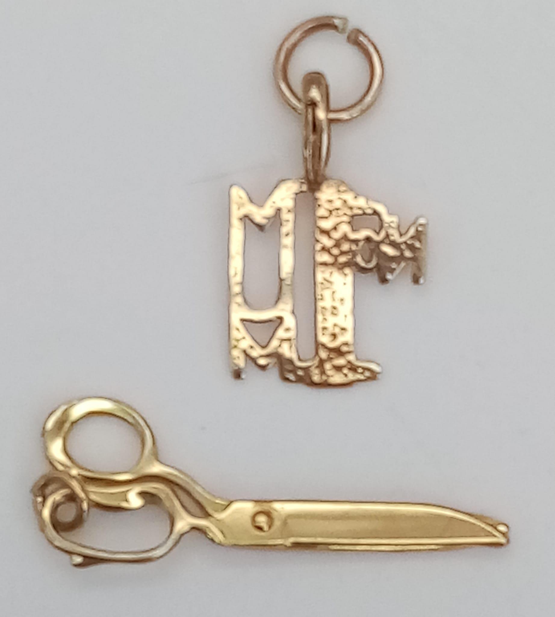 9k yellow gold scissors (0.8g) and number 1 mum charm (0.5g) charms total weight 1.3g - Image 2 of 2