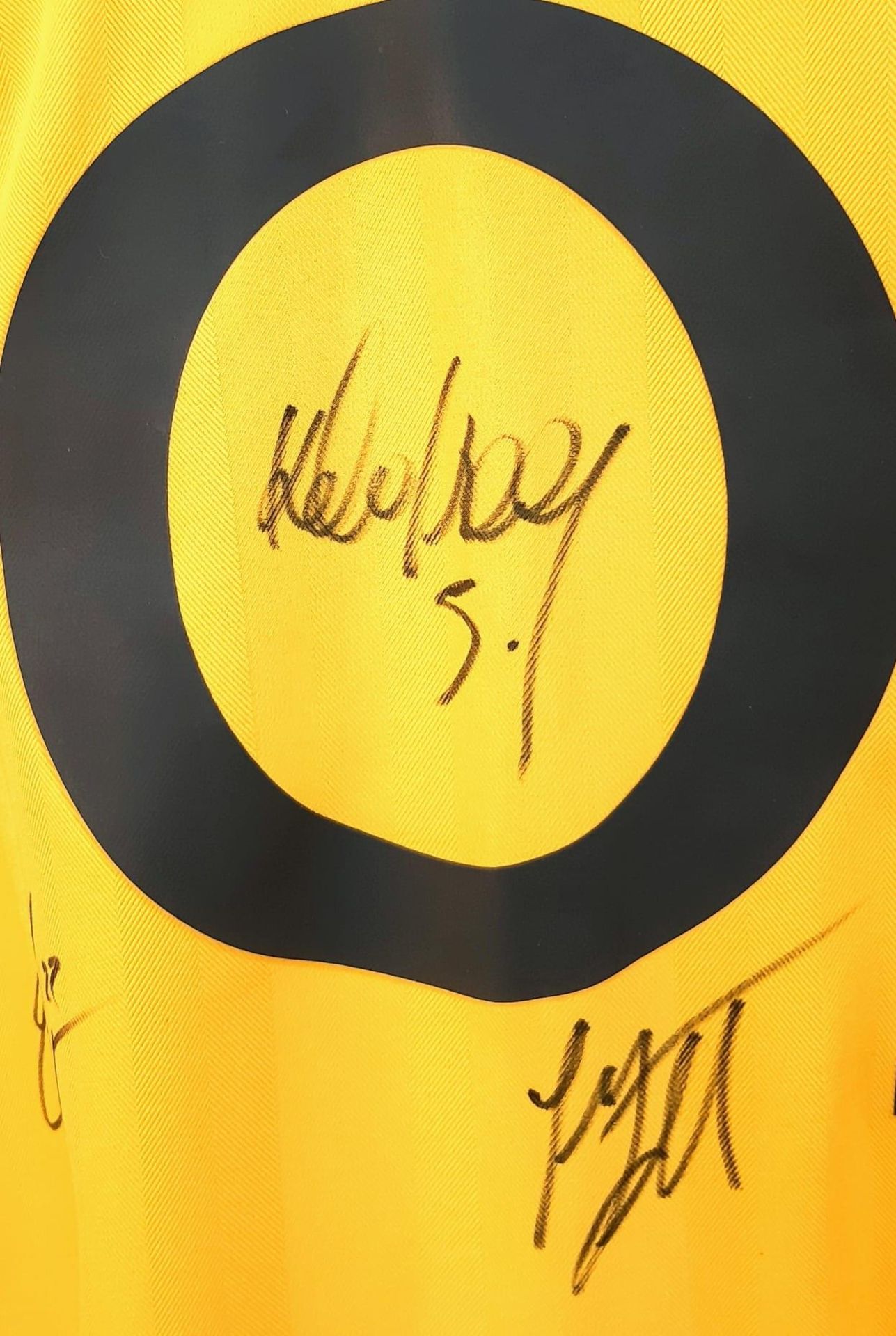 An Arsenal Football Club Signed 2006 Away O2 Yellow Shirt. Fifteen signatures including: Van Persie, - Bild 5 aus 7