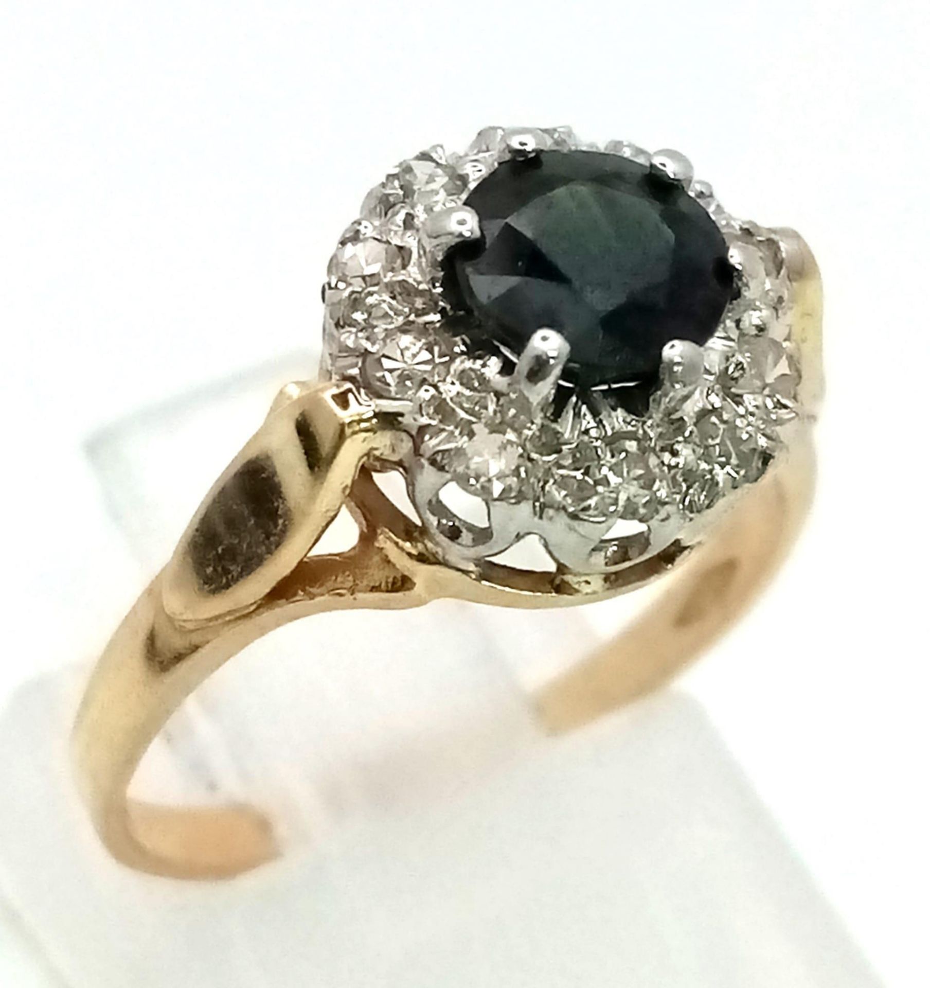 9K YELLOW GOLD DIAMOND & SAPPHIRE CLUSTER RING. TOTAL WEIGHT 2.31G. SIZE L - Bild 2 aus 4