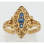 AN ANTIQUE 18K YELLOW GOLD SAPPHIRE SET RING. HALLMARKED BIRMINGHAM 1903. 3.1G TOTAL WEIGHT, SIZE