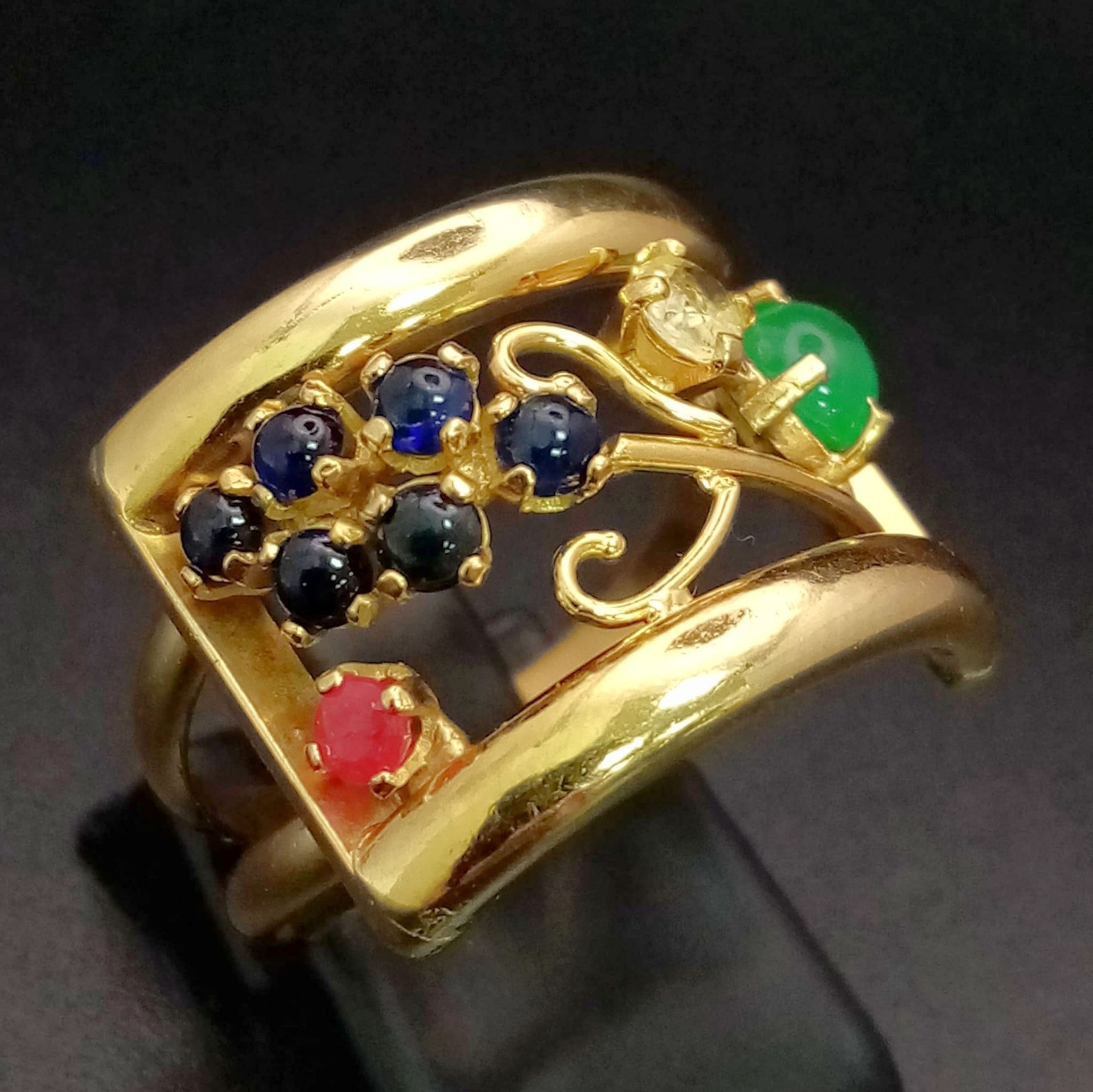 An 18 K yellow gold ring with an artistic design and adorned with an emerald cabochon, plus ruby, - Bild 2 aus 7