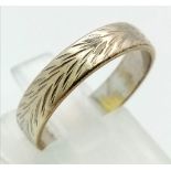 A Vintage 9K White Gold Band Ring. Geometric decoration. Size M. 2.75g
