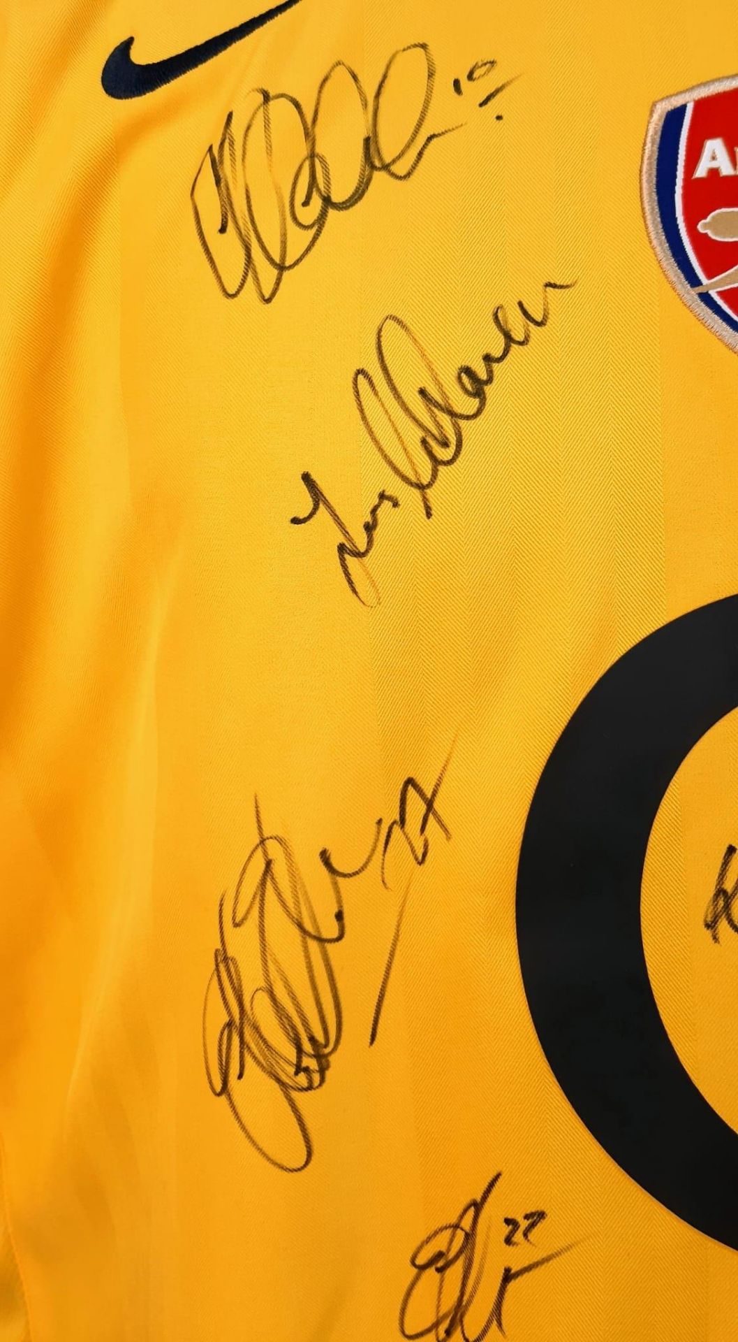An Arsenal Football Club Signed 2006 Away O2 Yellow Shirt. Fifteen signatures including: Van Persie, - Bild 3 aus 7