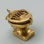 9K YELLOW GOLD TOILET CHARM WHICH OPENS. LID HAS A PLAYING CARD DESIGN 7.2G