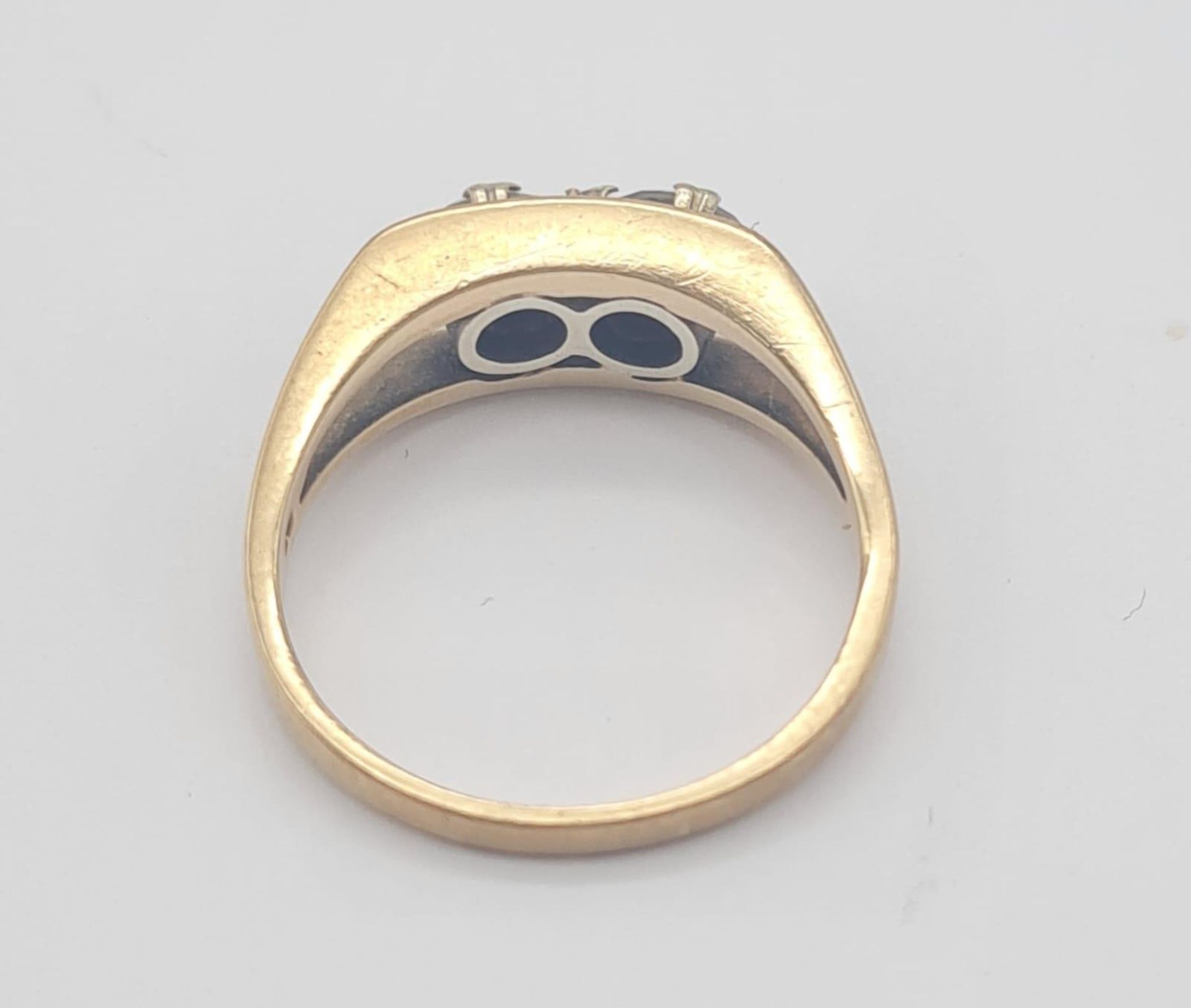 A Vintage 9K Yellow Gold Two Stone Ring. White and grey stone. Size P. 3.6g total weight. - Bild 3 aus 4