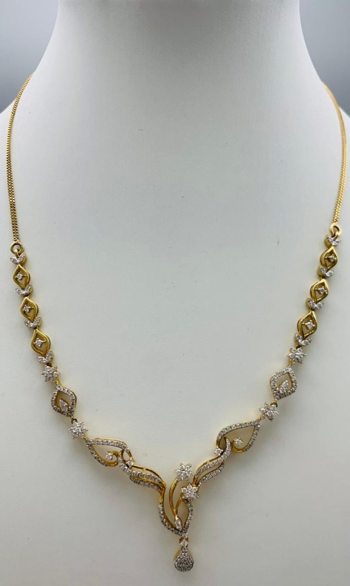 A very elegant 14 K yellow gold necklace with a beautiful design with diamonds (1.40 carats),