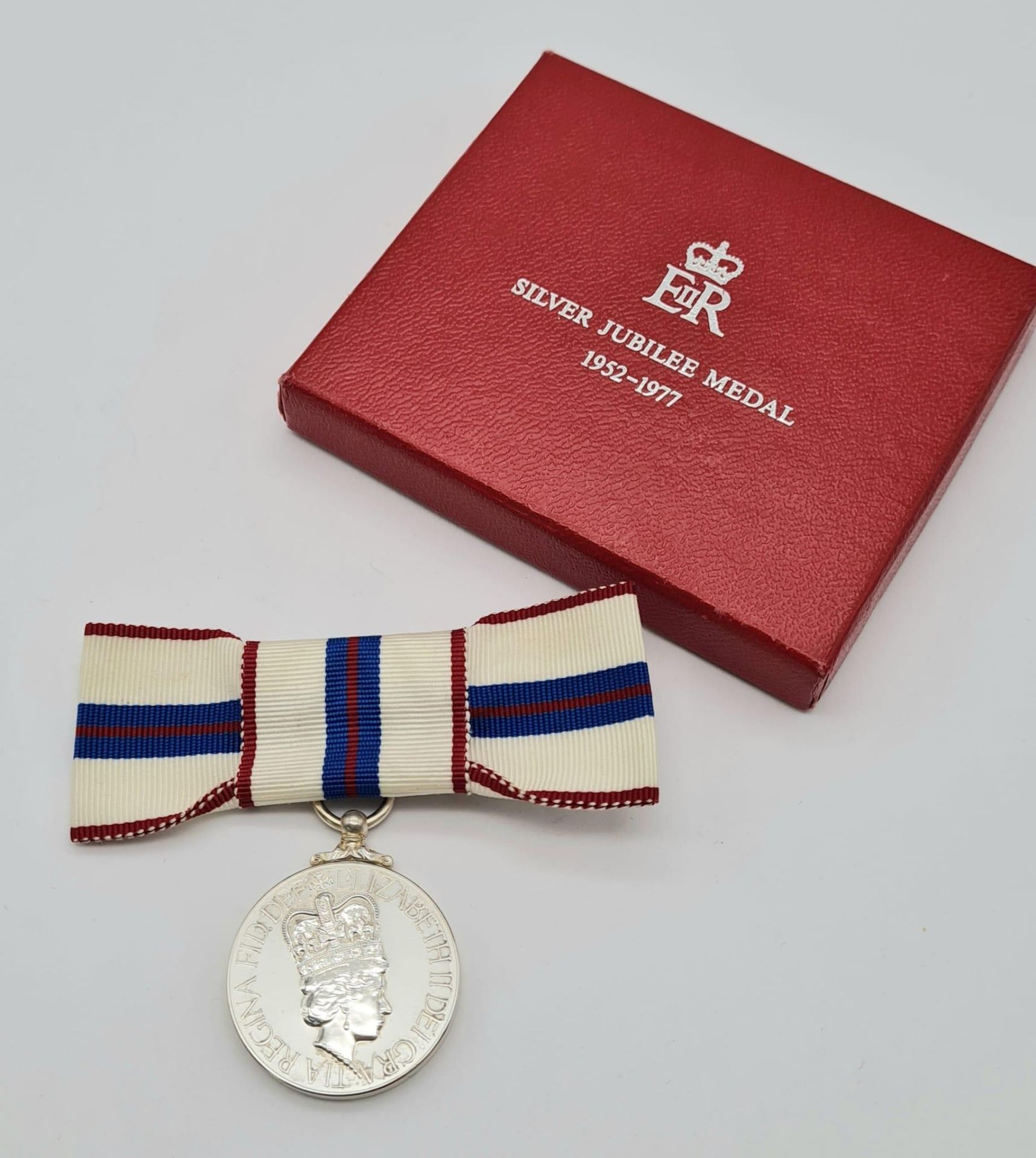 A Queen Elizabeth the Second’s Silver Jubilee Medal 1977, mounted on a ribbon bow for wear by a - Bild 2 aus 5