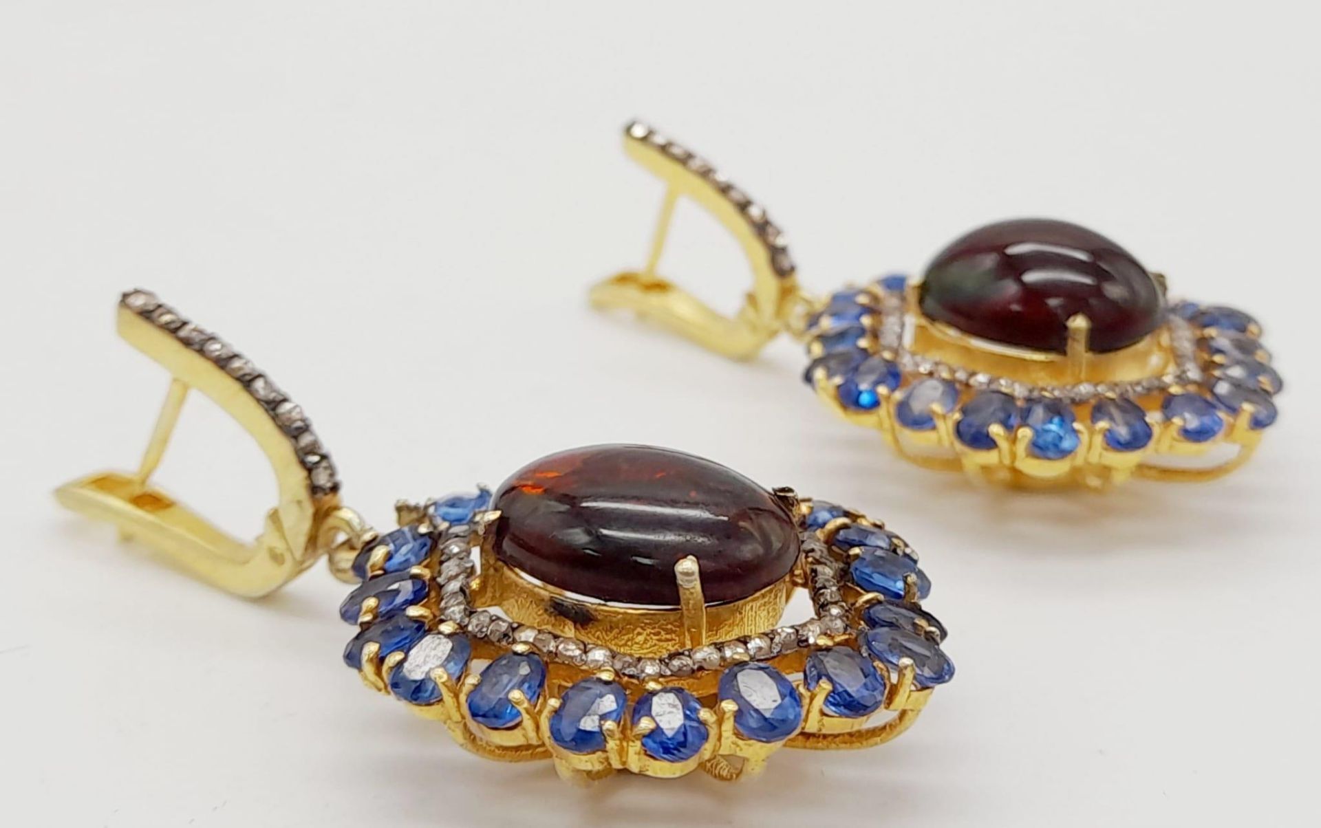 A Pair of Fire Opal and Kyanite Gemstone Hexagonal Drop Earrings. Set in gold plated 925 silver. - Bild 4 aus 7