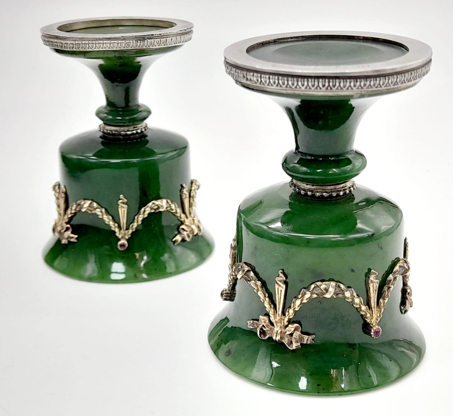 A Pair of Nephrite Jade Early 20th Century Cups with Applied Ribbons and Gem set on Silver Feet with - Bild 2 aus 6