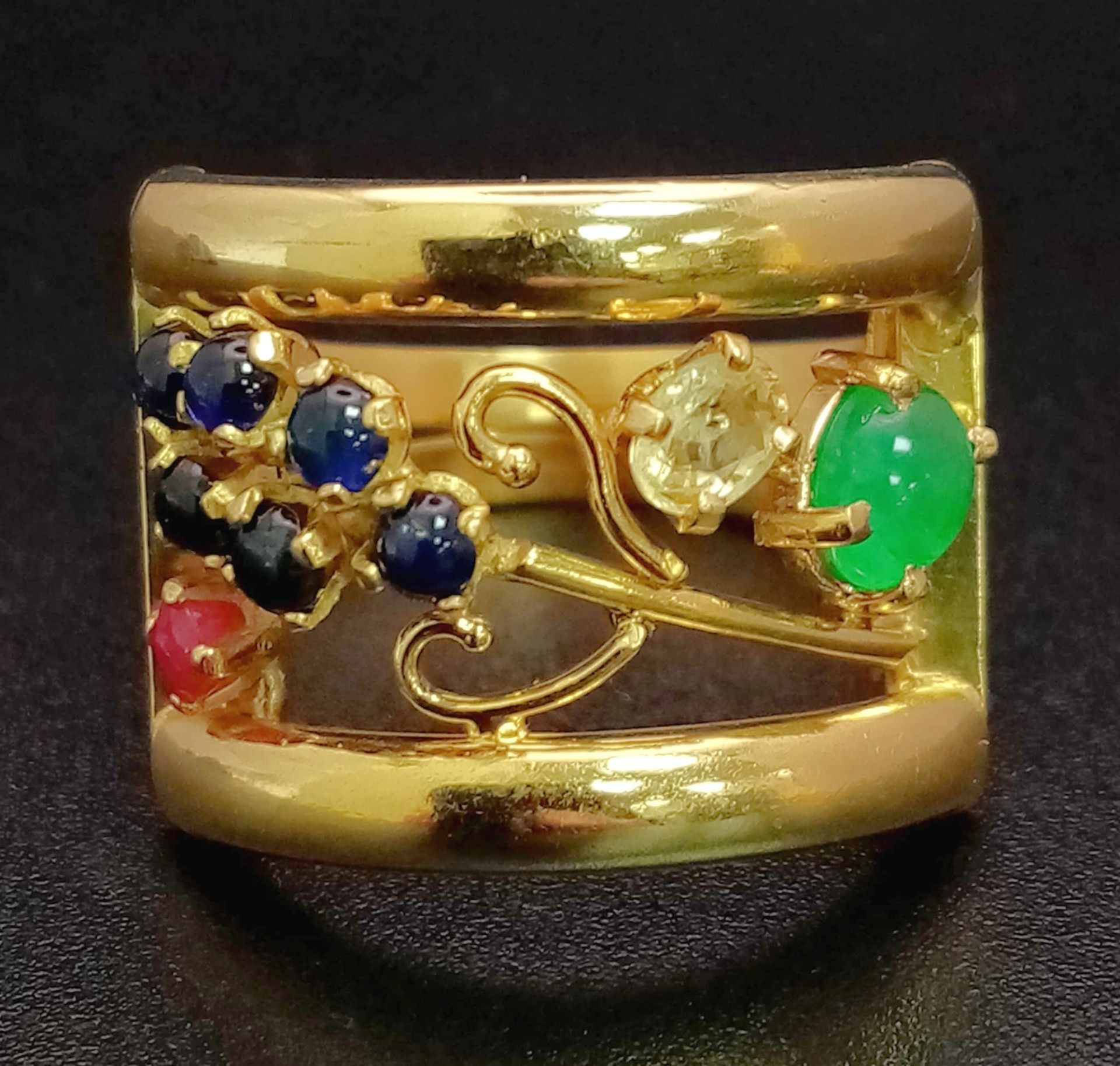 An 18 K yellow gold ring with an artistic design and adorned with an emerald cabochon, plus ruby, - Bild 3 aus 7