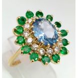 18K YELLOW GOLD DIAMOND, EMERALD & BLUE TOPAZ CLUSTER RING. TOTAL WEIGHT 6.4G SIZE O