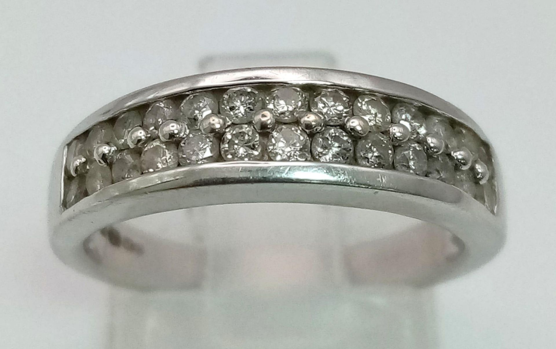 An 18 K white gold ring with a double row of diamonds (0.40 carats). Ring size: K, weight: 4.2 g.