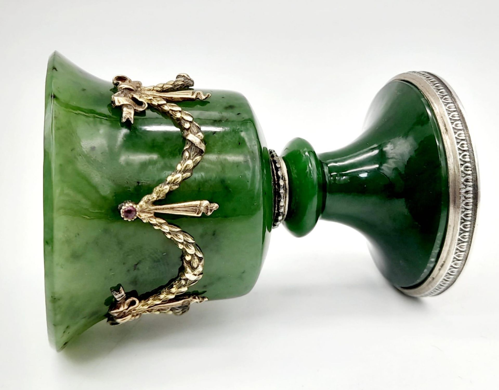 A Pair of Nephrite Jade Early 20th Century Cups with Applied Ribbons and Gem set on Silver Feet with - Bild 3 aus 6