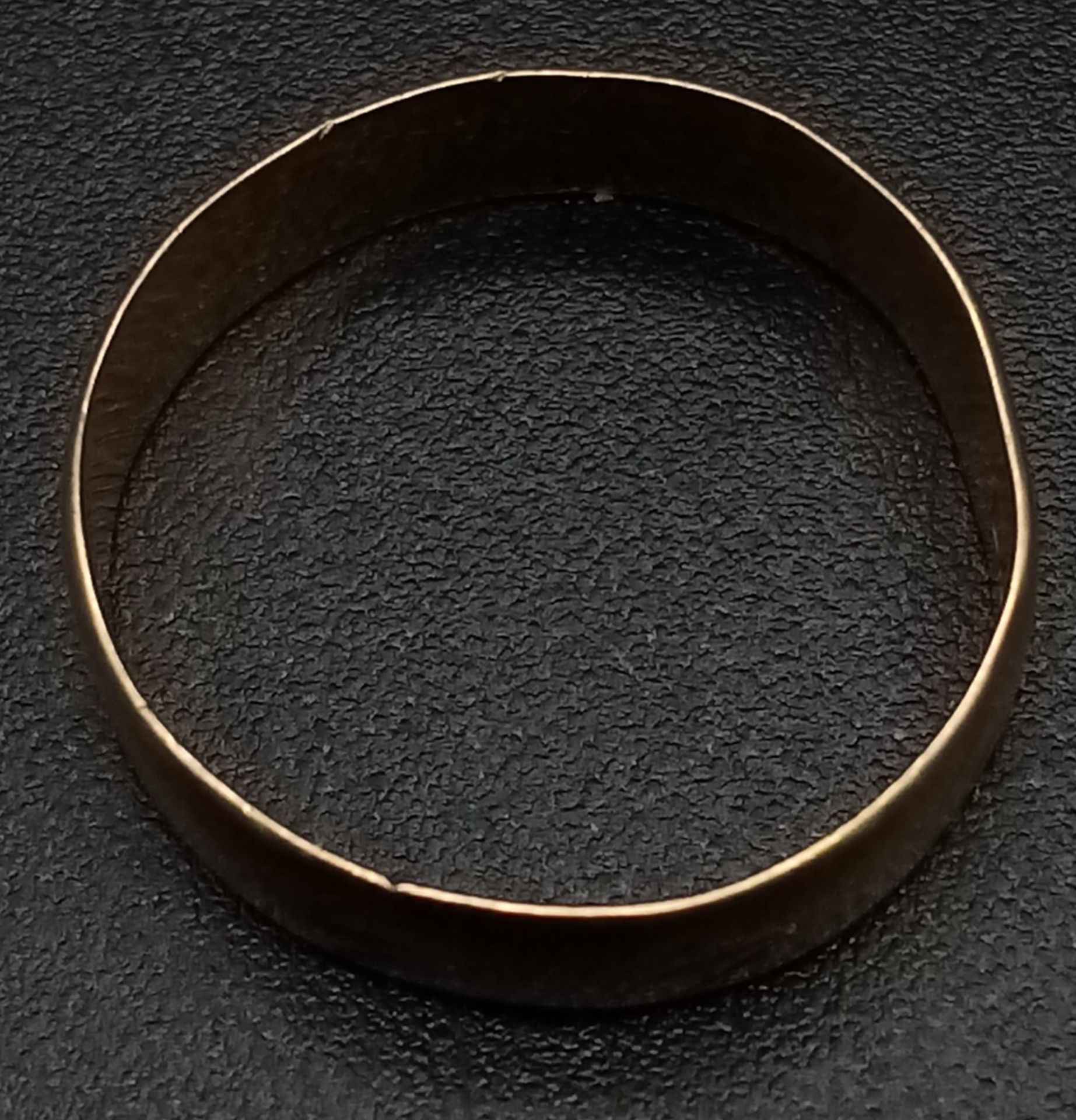 A Vintage 9K Yellow Gold Band Ring. Size J. 1.03g - Image 5 of 6