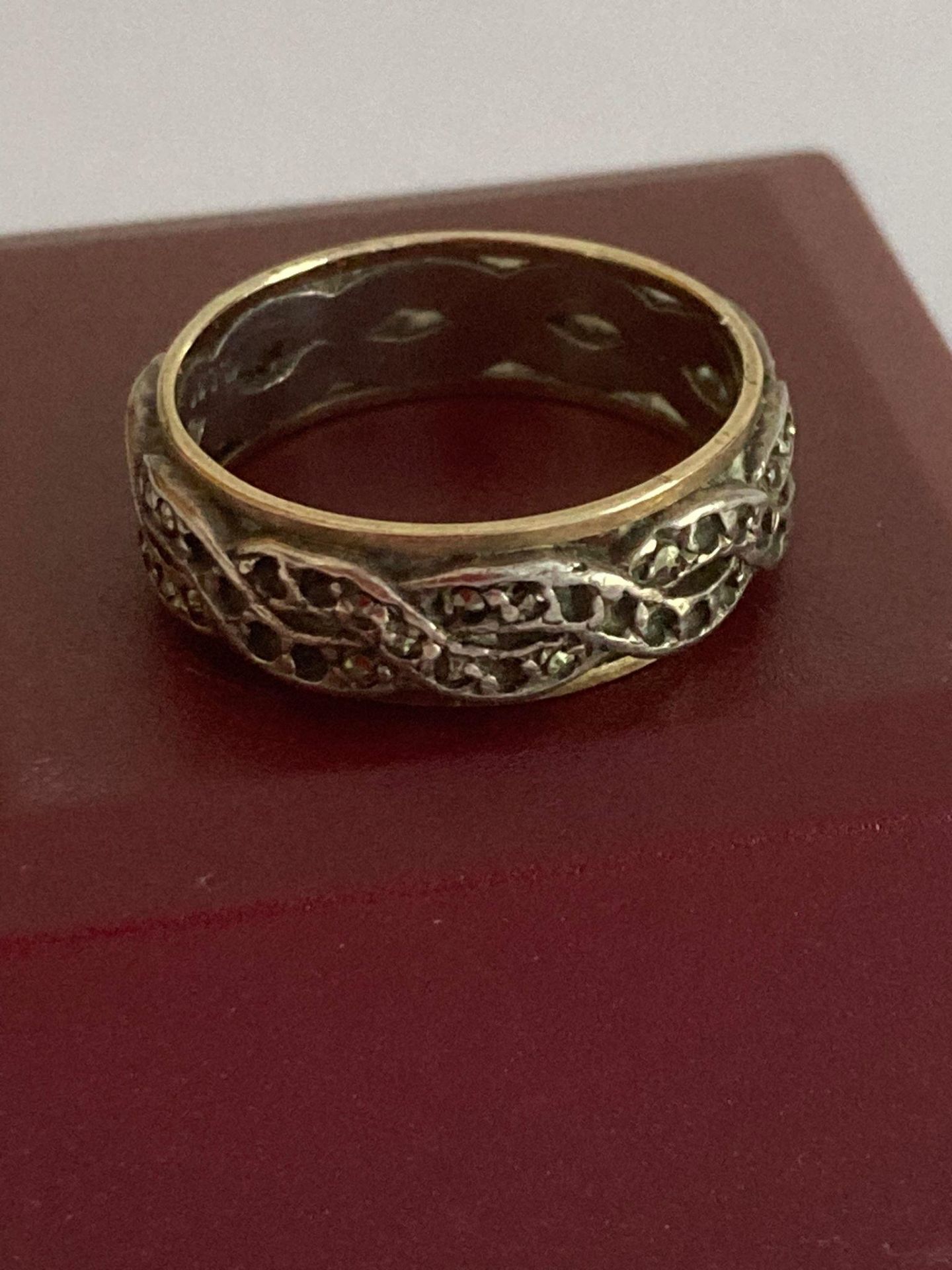 9 carat GOLD and SILVER ETERNITY RING. Complete with ring box. 4.57 grams. Size P 1/2. - Bild 2 aus 2