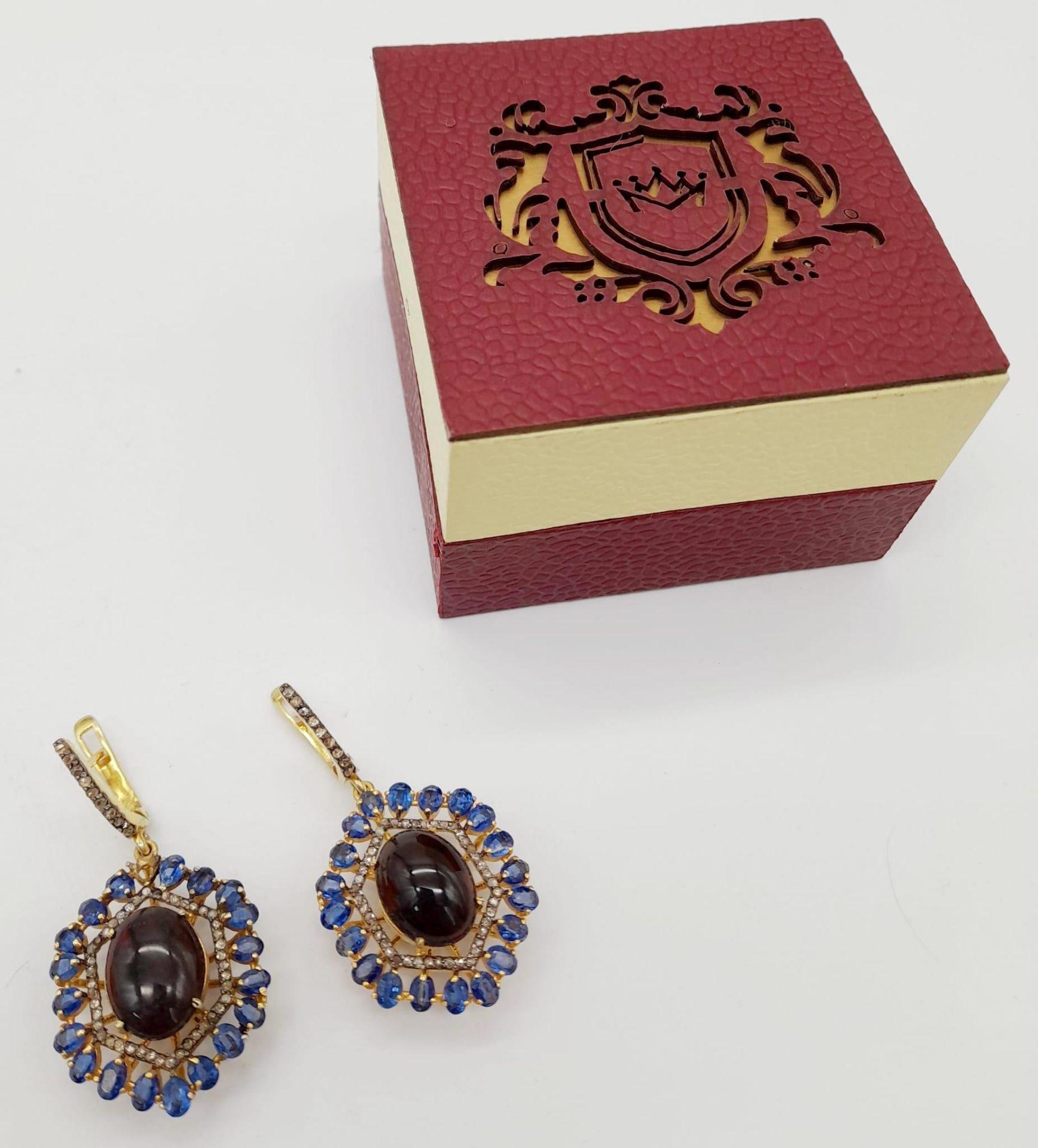 A Pair of Fire Opal and Kyanite Gemstone Hexagonal Drop Earrings. Set in gold plated 925 silver. - Bild 5 aus 7