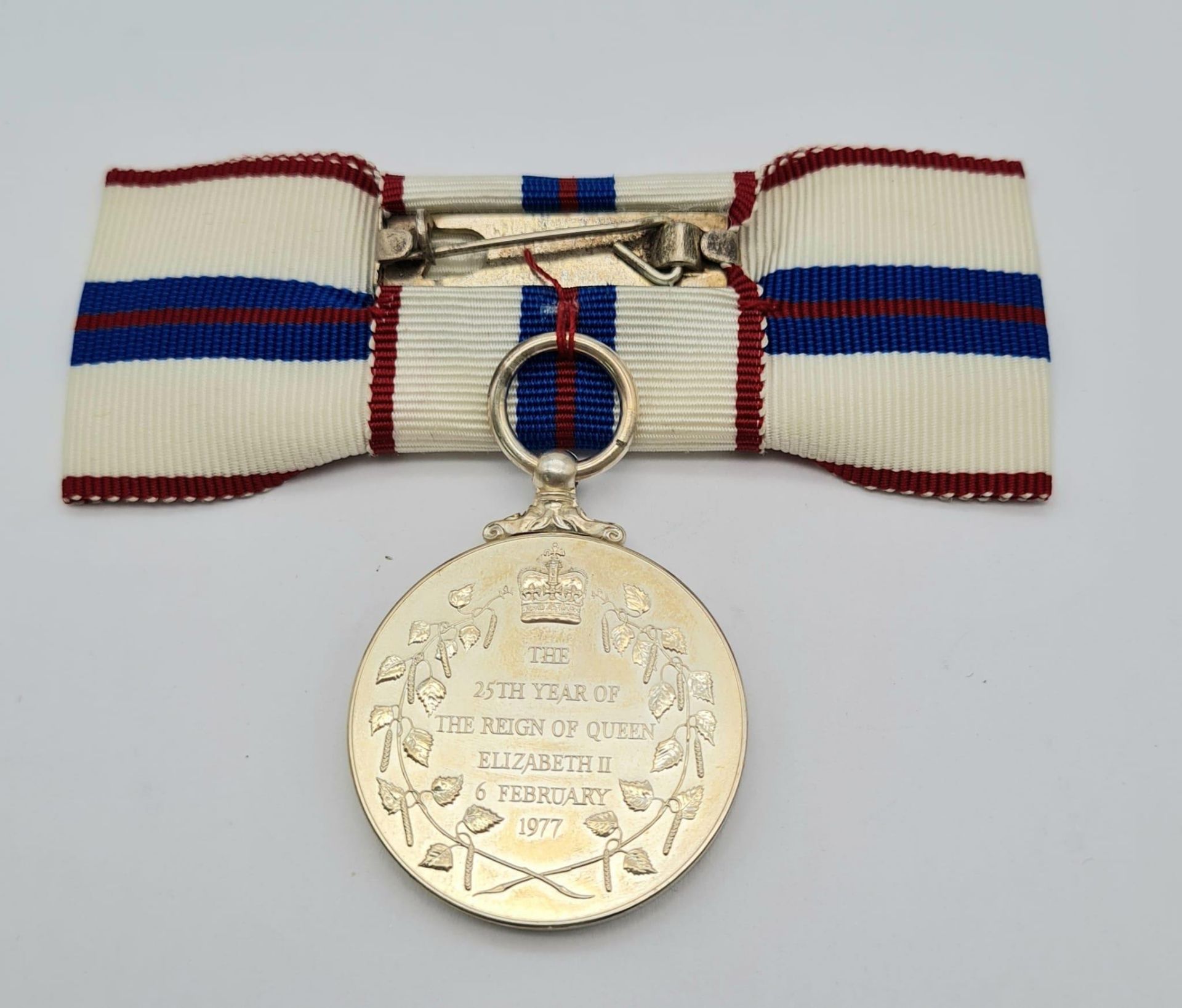 A Queen Elizabeth the Second’s Silver Jubilee Medal 1977, mounted on a ribbon bow for wear by a - Bild 4 aus 5