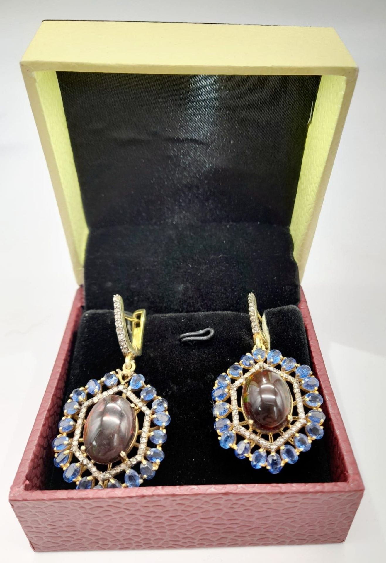 A Pair of Fire Opal and Kyanite Gemstone Hexagonal Drop Earrings. Set in gold plated 925 silver. - Bild 3 aus 7