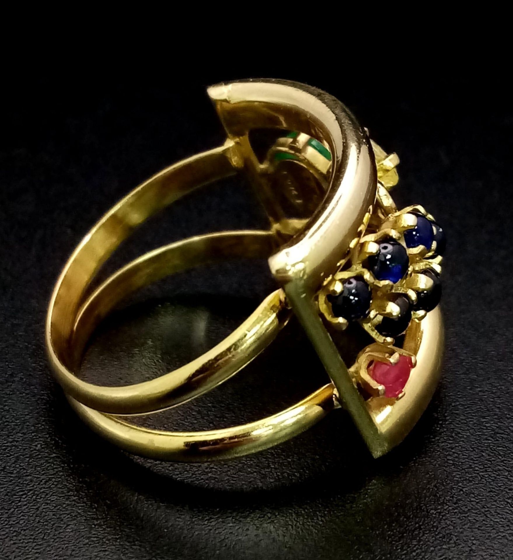 An 18 K yellow gold ring with an artistic design and adorned with an emerald cabochon, plus ruby, - Bild 5 aus 7