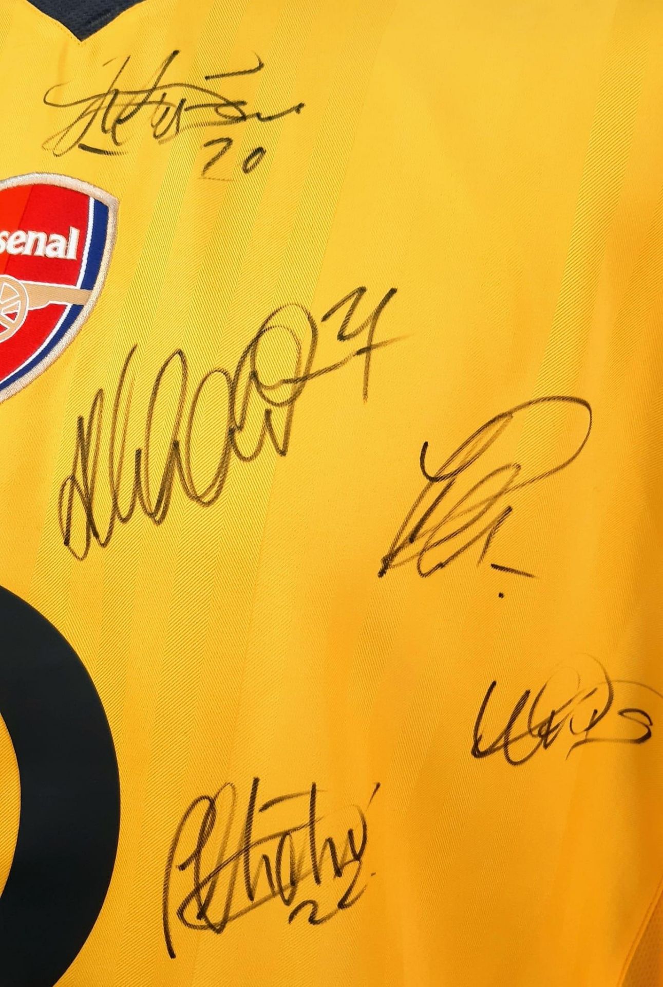 An Arsenal Football Club Signed 2006 Away O2 Yellow Shirt. Fifteen signatures including: Van Persie, - Bild 4 aus 7