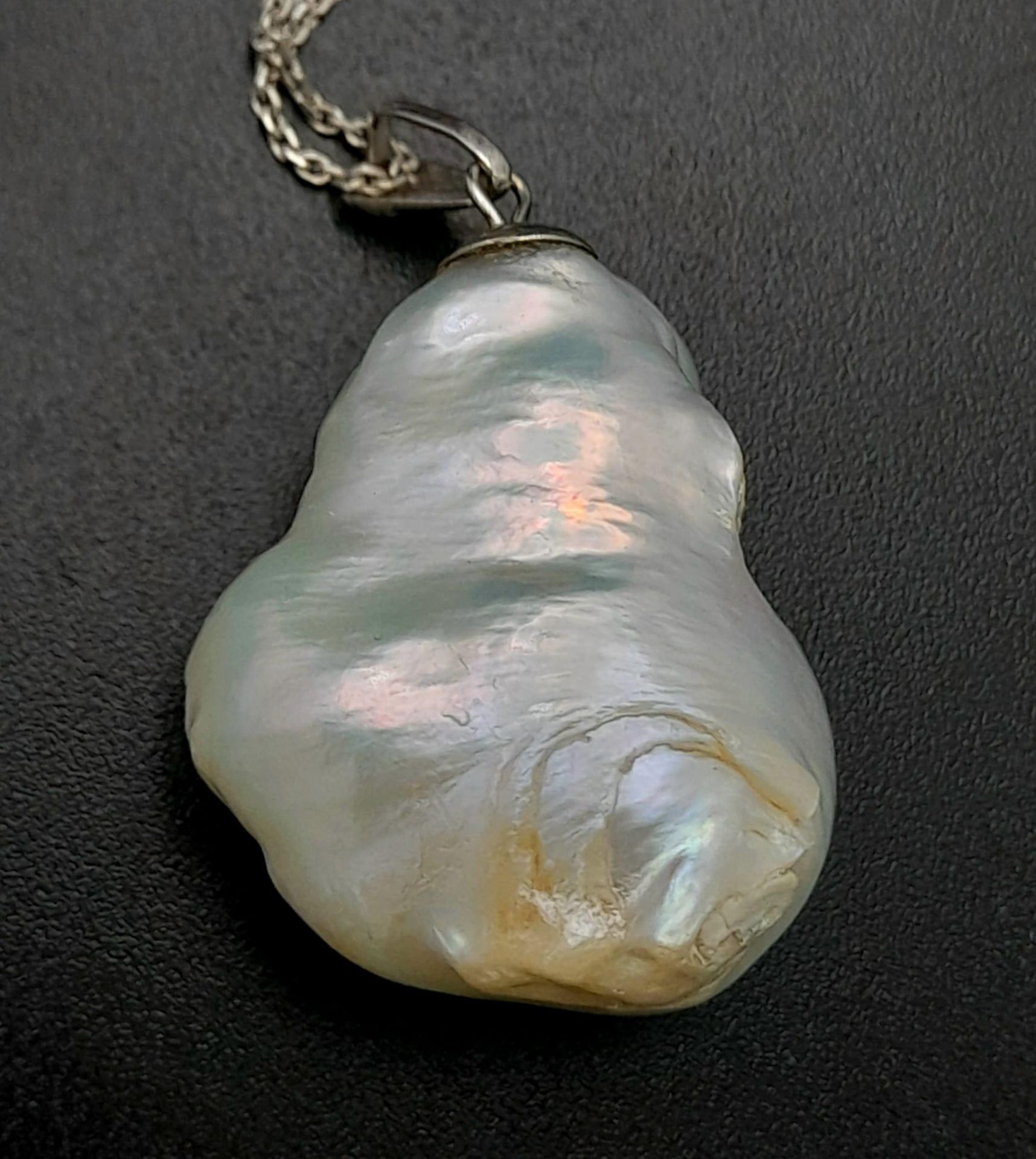 A Large South Sea Baroque Pearl Pendant on an 18K White Gold Necklace. 3cm and 42cm. 9.1g total - Image 3 of 6