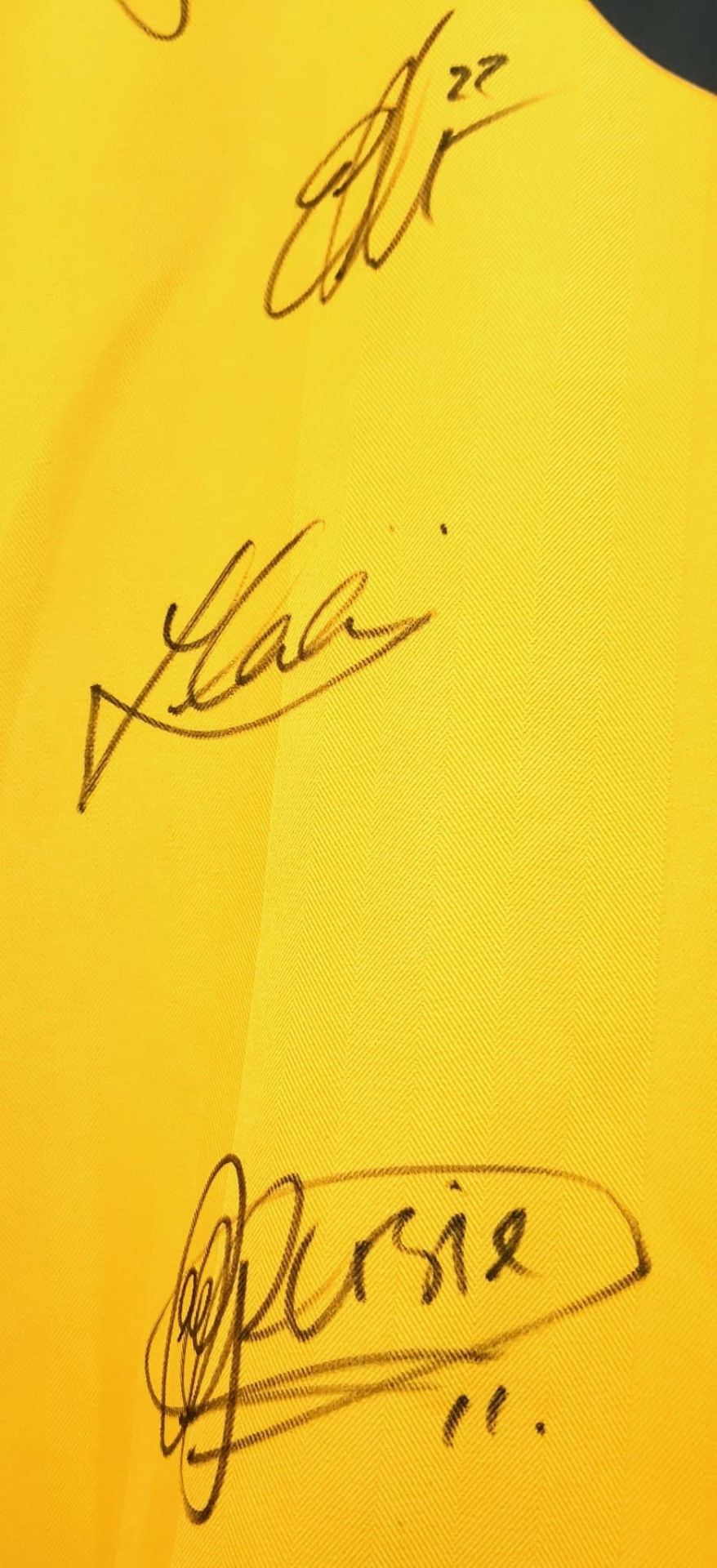 An Arsenal Football Club Signed 2006 Away O2 Yellow Shirt. Fifteen signatures including: Van Persie, - Bild 2 aus 7