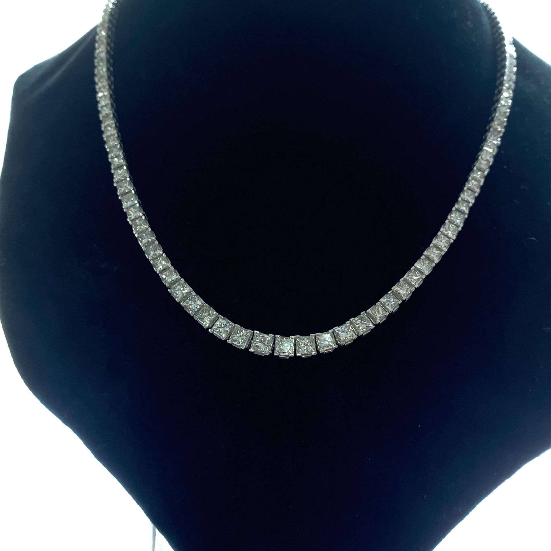 A spectacular 15.72ct princess cut diamond necklace in 18k white gold, 44cm length, brand new - Image 5 of 5
