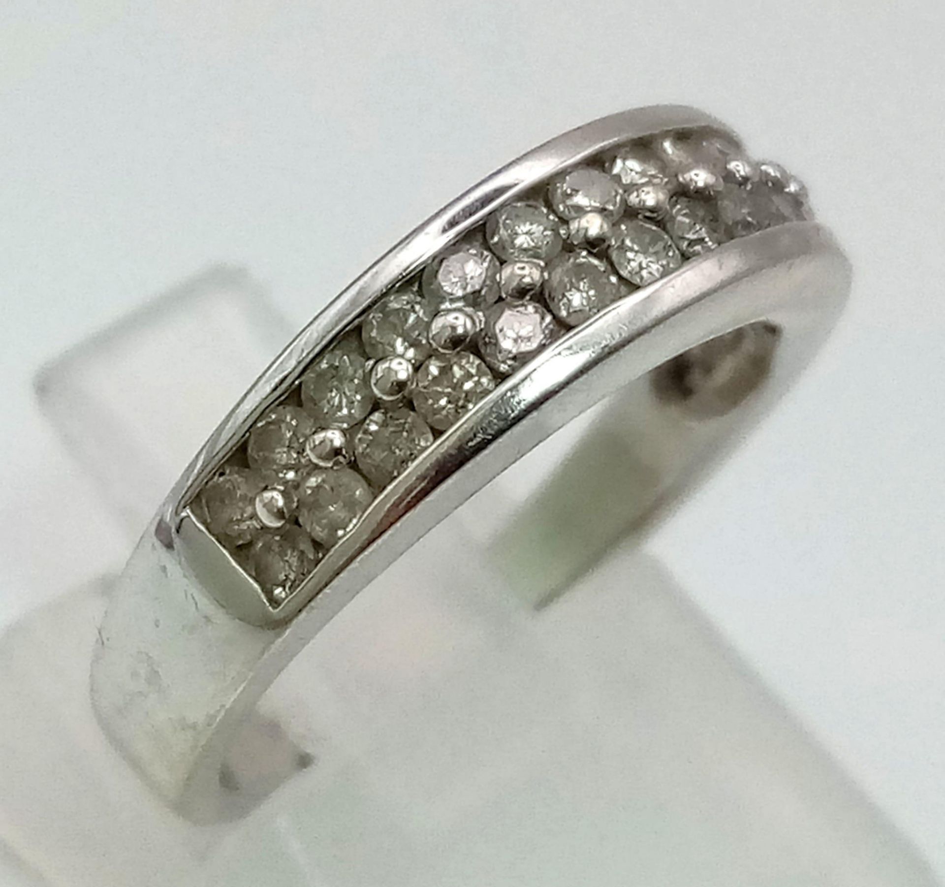 An 18 K white gold ring with a double row of diamonds (0.40 carats). Ring size: K, weight: 4.2 g. - Image 2 of 4