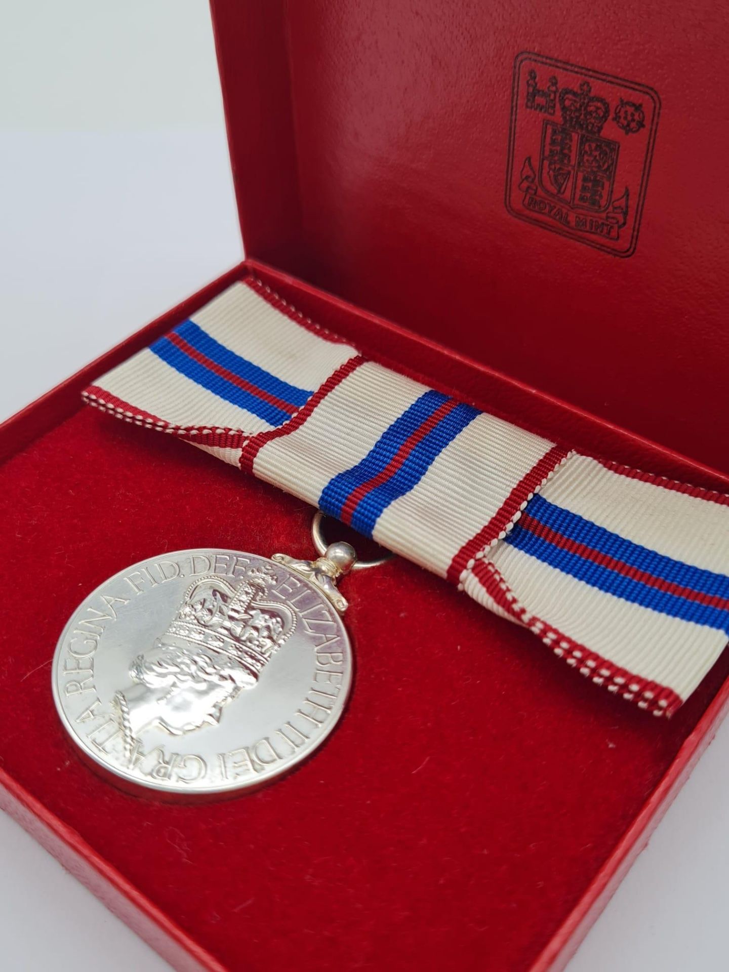 A Queen Elizabeth the Second’s Silver Jubilee Medal 1977, mounted on a ribbon bow for wear by a - Bild 5 aus 5