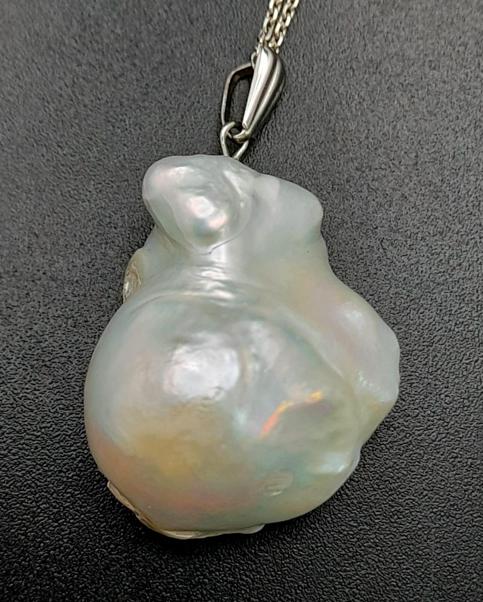 A Large South Sea Baroque Pearl Pendant on an 18K White Gold Necklace. 3cm and 42cm. 9.1g total - Image 2 of 6