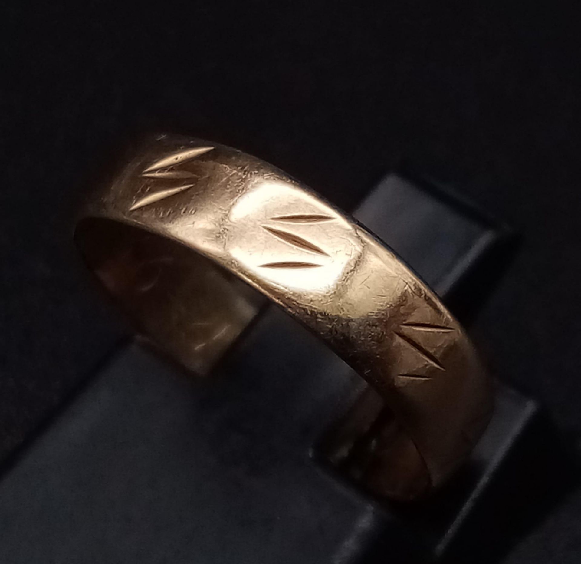 A Vintage 9K Yellow Gold Band Ring. Size J. 1.03g - Image 3 of 6