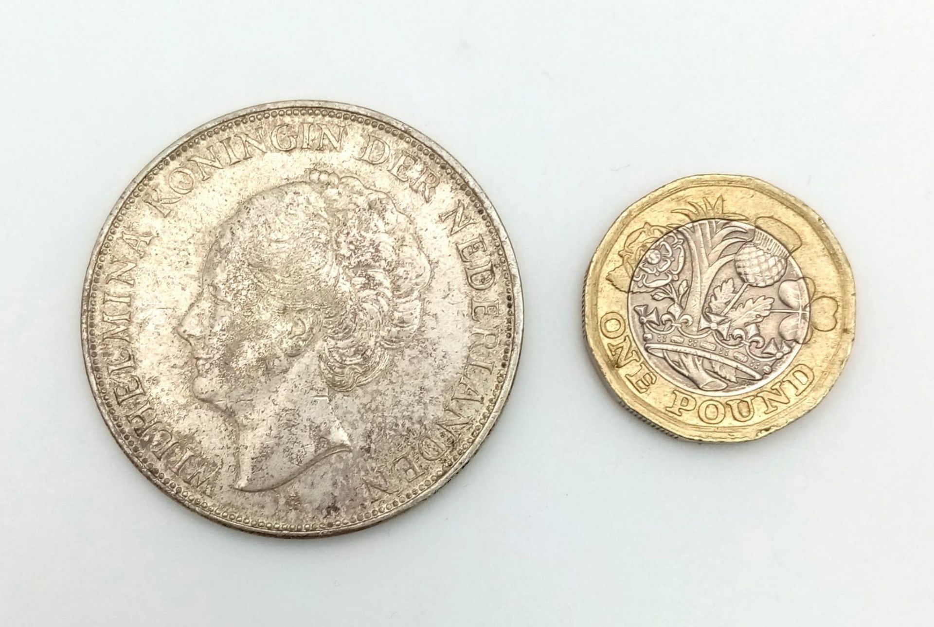 A 1939 Netherlands Silver 2 1/2 Gulden Coin. - Bild 2 aus 3