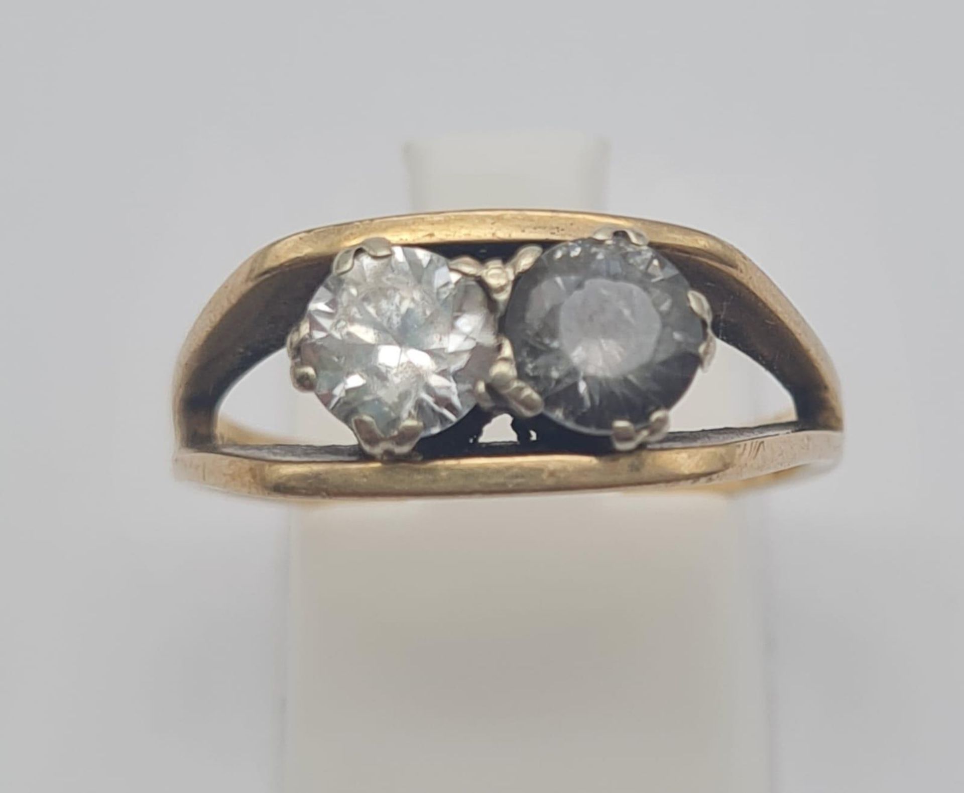 A Vintage 9K Yellow Gold Two Stone Ring. White and grey stone. Size P. 3.6g total weight. - Bild 2 aus 4