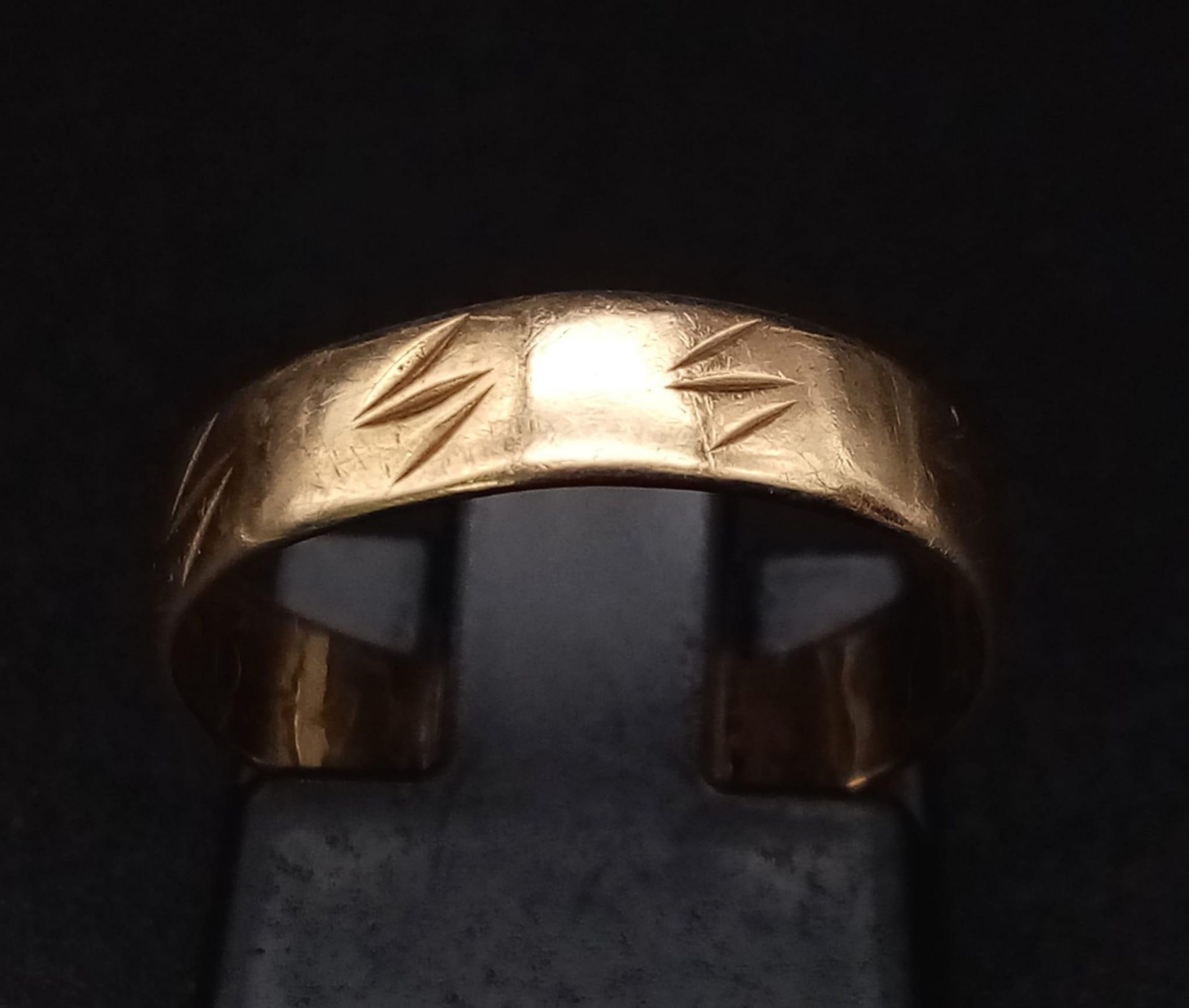 A Vintage 9K Yellow Gold Band Ring. Size J. 1.03g - Image 2 of 6