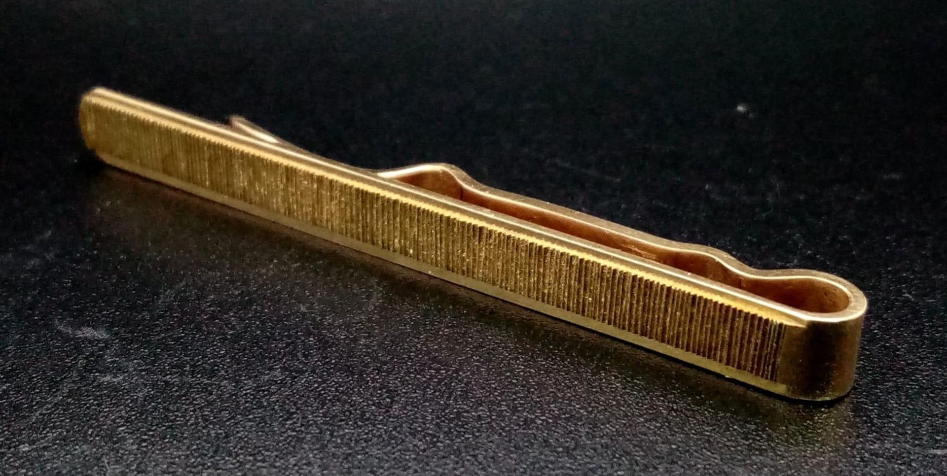 A Vintage 9K Yellow Tie Pin. Full UK Hallmark. Bark-effect decoration. 4.5cm. 4.43g