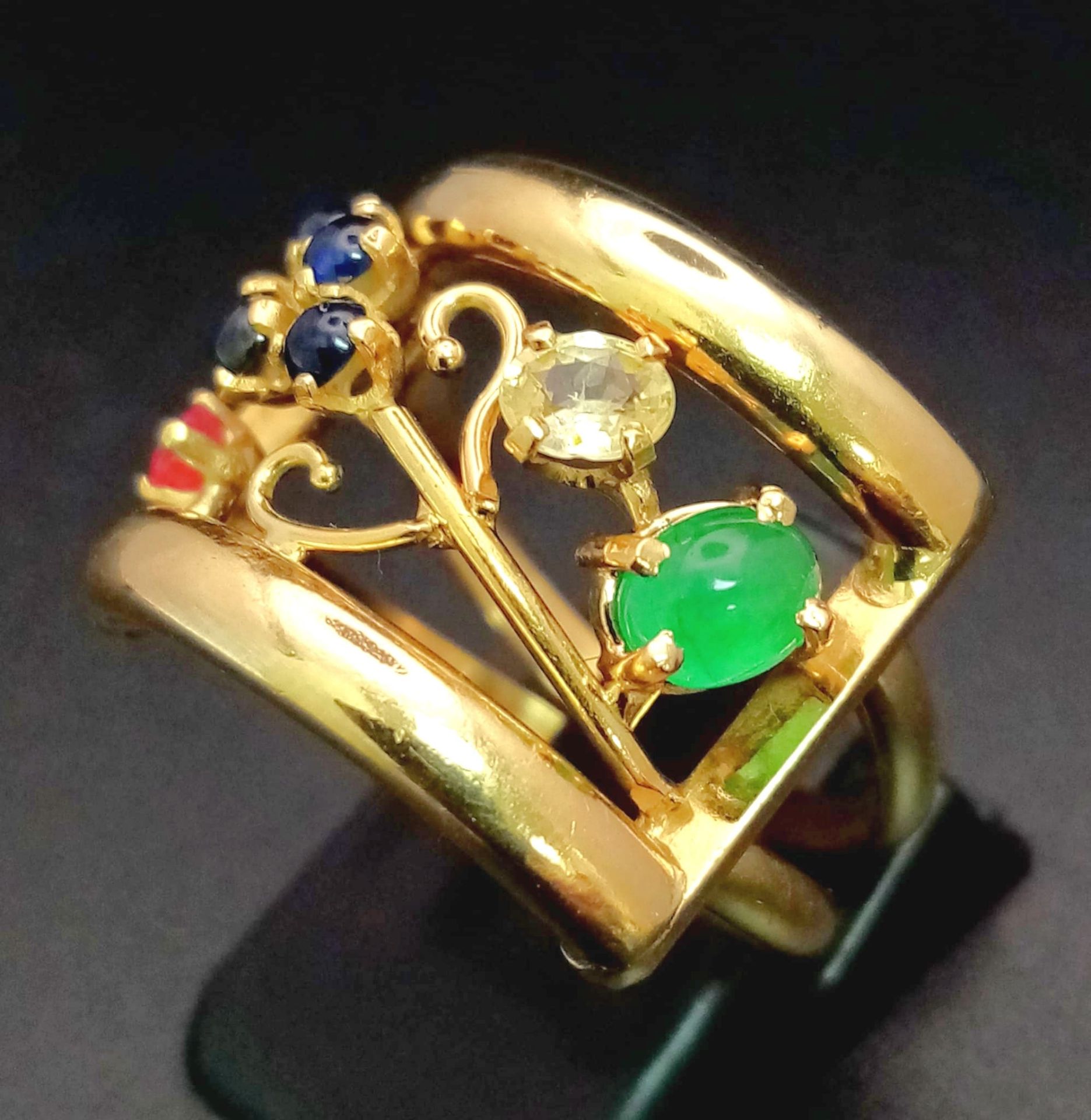 An 18 K yellow gold ring with an artistic design and adorned with an emerald cabochon, plus ruby, - Bild 4 aus 7