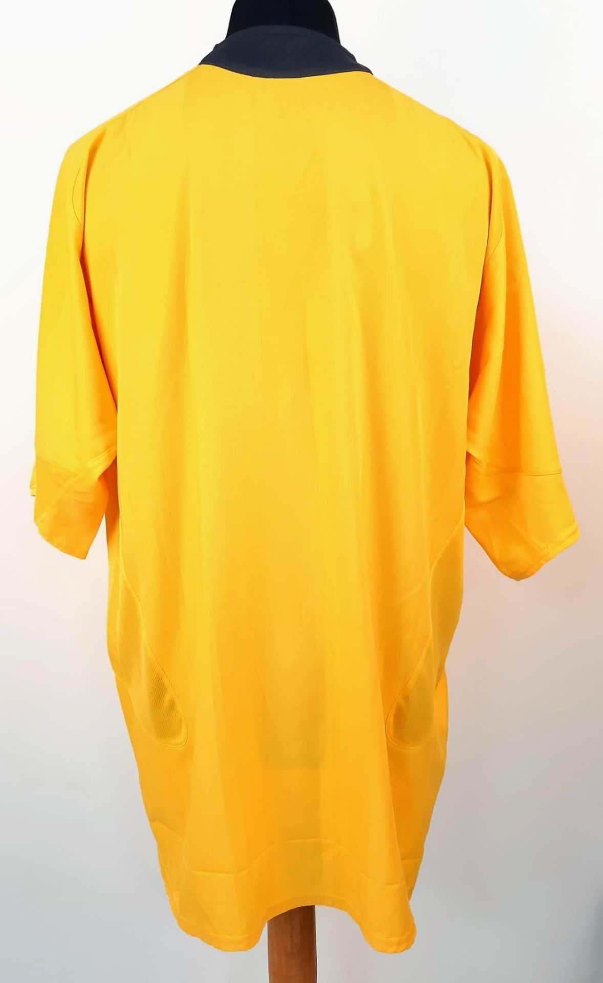 An Arsenal Football Club Signed 2006 Away O2 Yellow Shirt. Fifteen signatures including: Van Persie, - Bild 7 aus 7