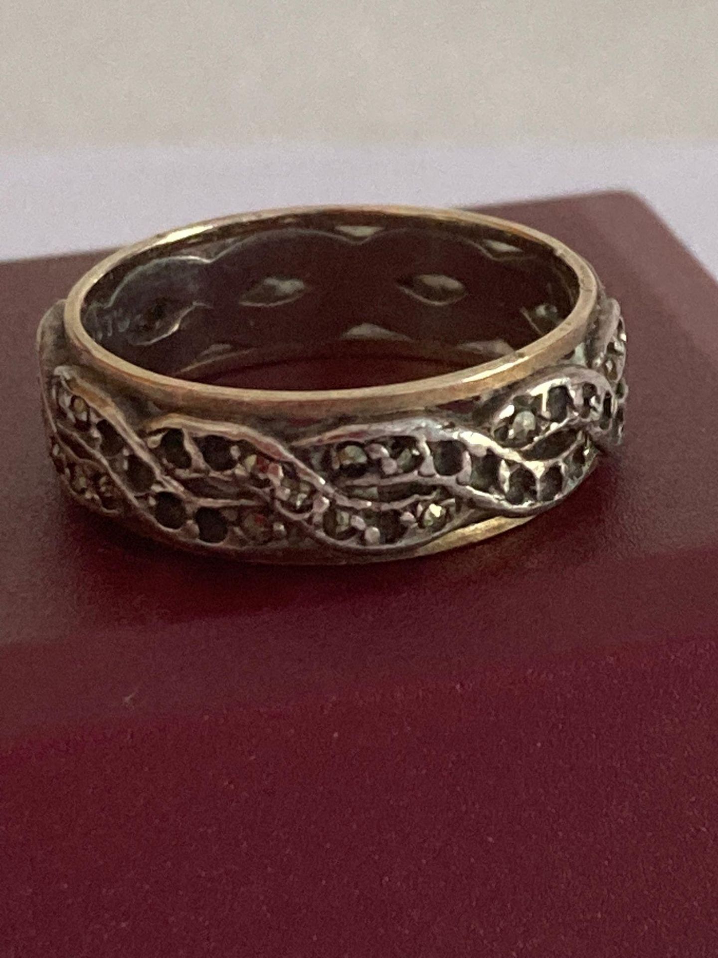 9 carat GOLD and SILVER ETERNITY RING. Complete with ring box. 4.57 grams. Size P 1/2.
