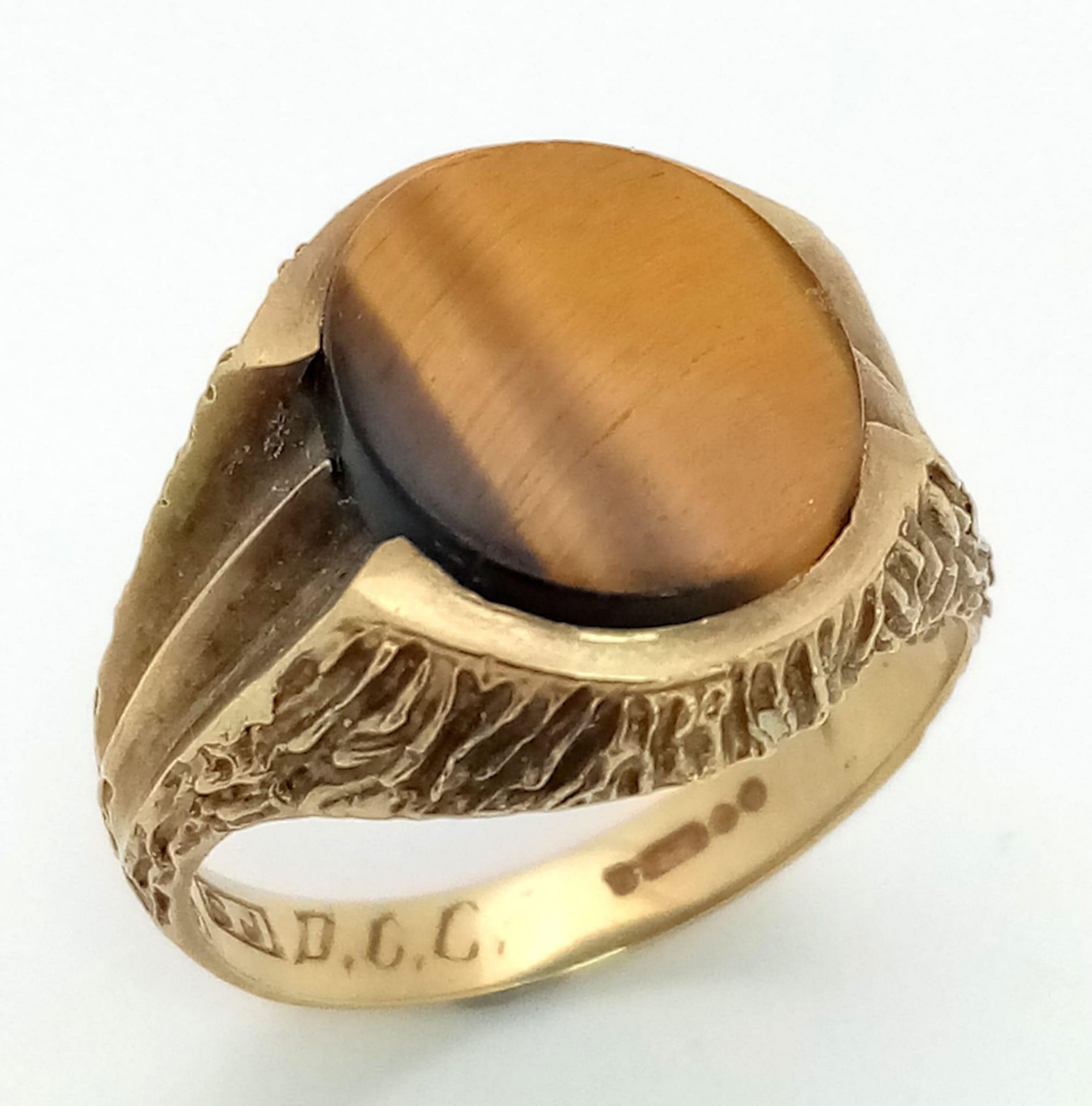 A Vintage Tigers Eye 9K Yellow Gold Ring. Tigers eye cabochon with bark effect decoration. Size S. - Bild 3 aus 4