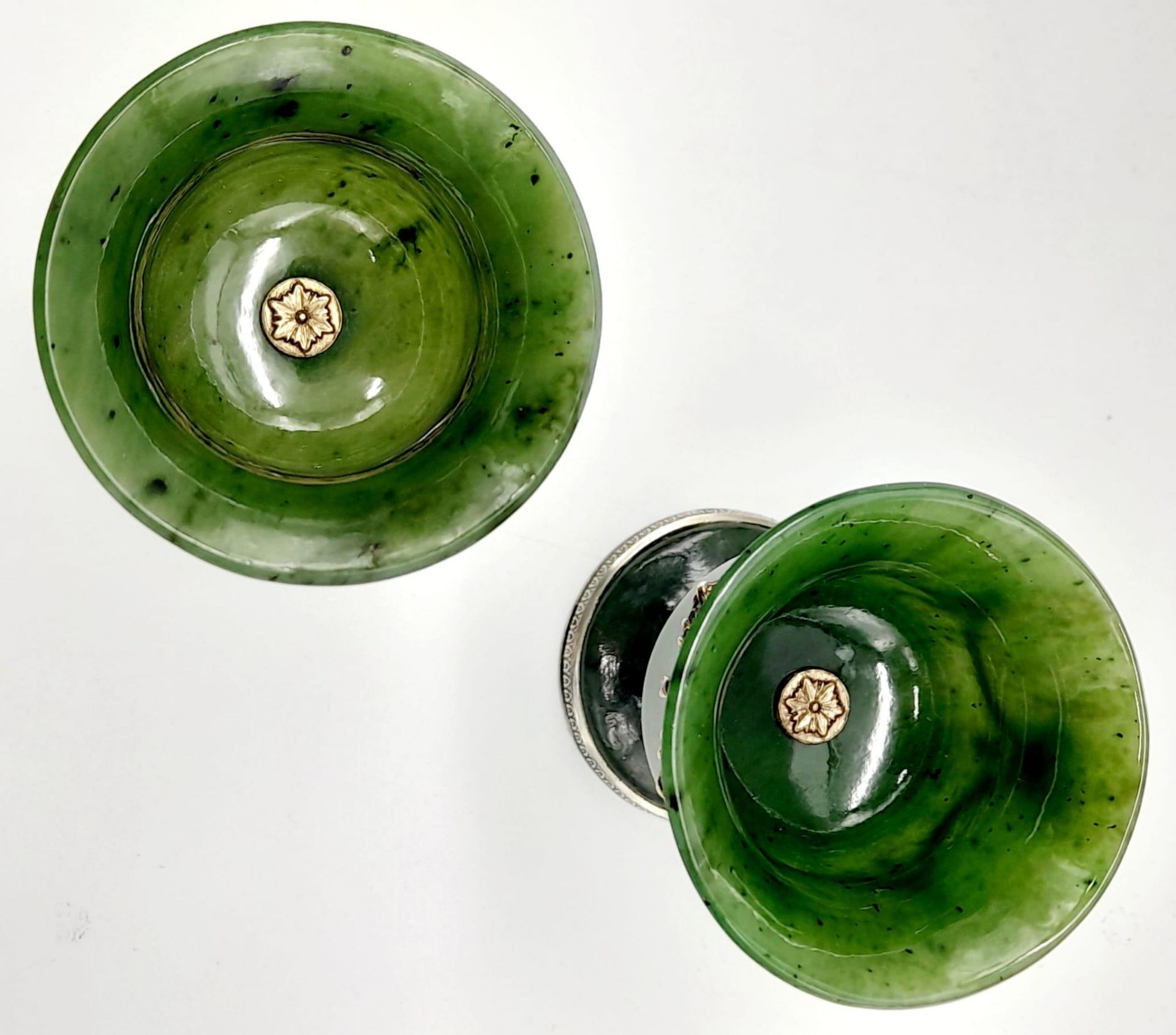 A Pair of Nephrite Jade Early 20th Century Cups with Applied Ribbons and Gem set on Silver Feet with - Bild 4 aus 6