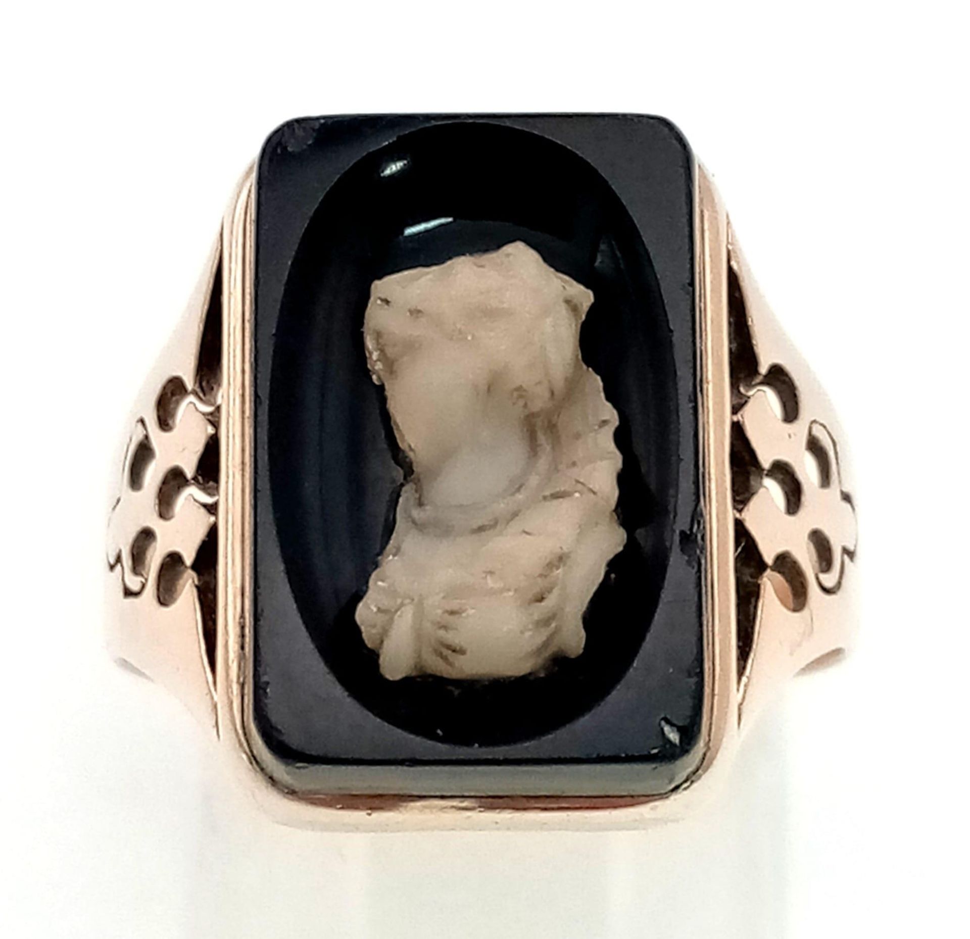 An Antique Victorian Mid-Karat Rose Gold Onyx Cameo Ring. Size P. 6.07g total weight. - Bild 2 aus 3