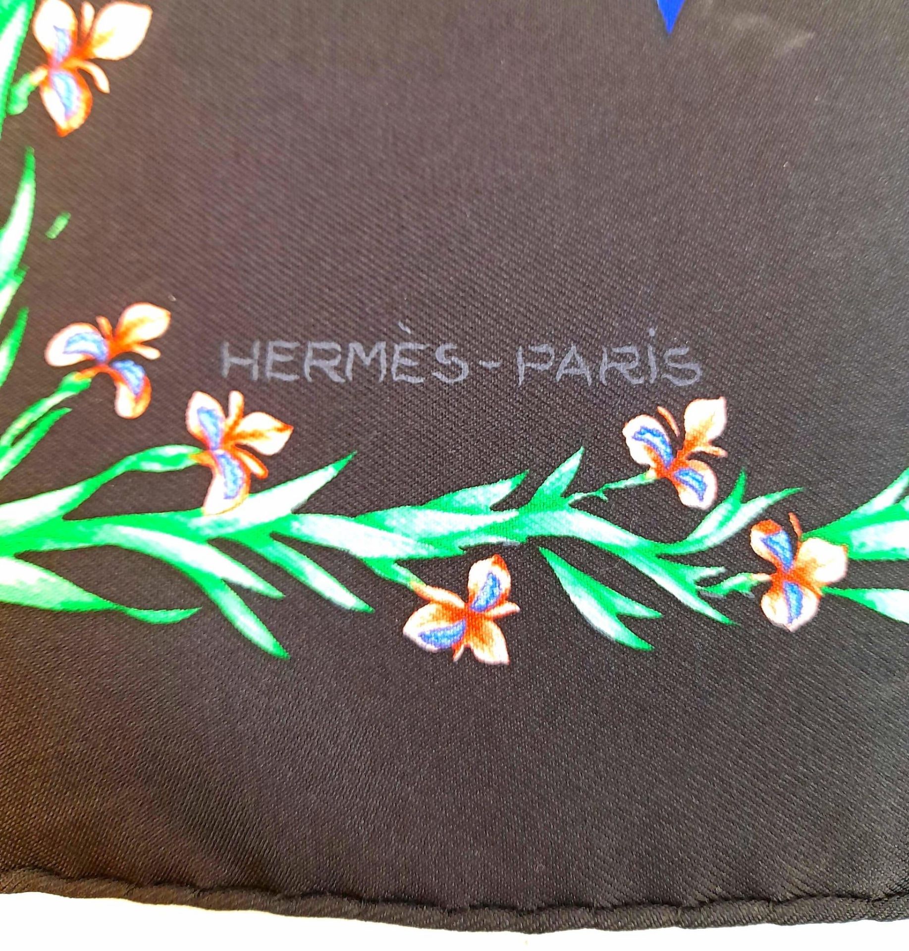 A Hermes Silk Scarf. Floral decoration. Good condition. 42cm x 42cm. Ref: 12742 - Bild 2 aus 5