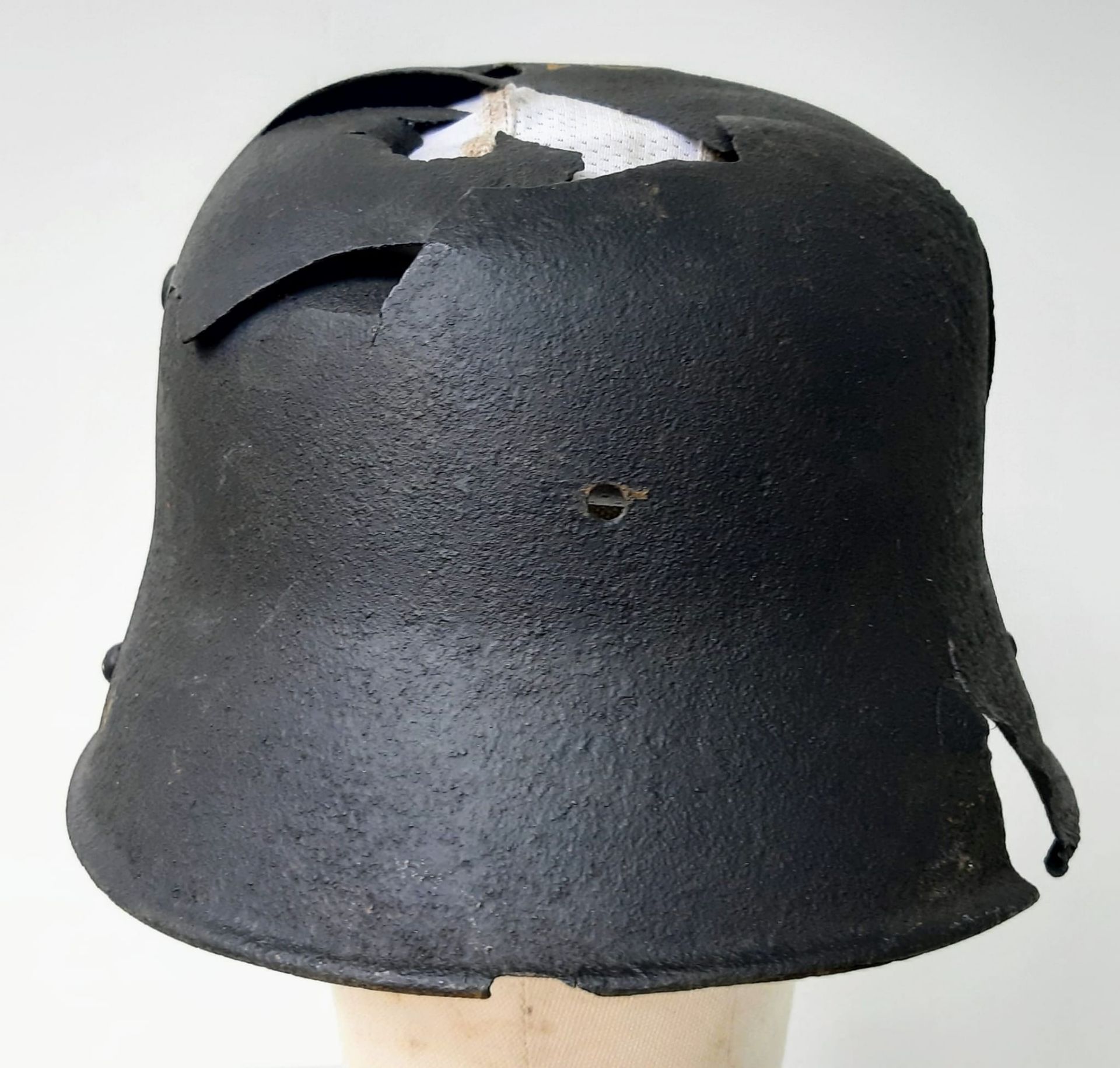 WW1 German M16 Stahlhelm found on the Somme. With post war memorial painting. - Image 6 of 12