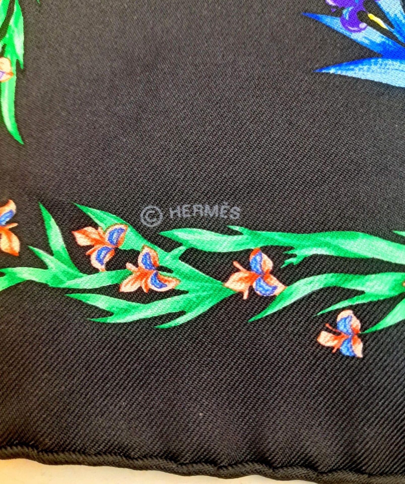 A Hermes Silk Scarf. Floral decoration. Good condition. 42cm x 42cm. Ref: 12742 - Bild 3 aus 5