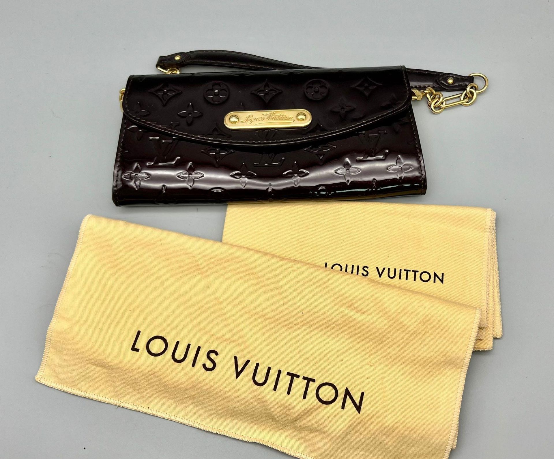 A Louis Vuitton Patent Leather Sunset Boulevard Bag. Monogram burgundy patent leather. Gold-tone - Bild 8 aus 8