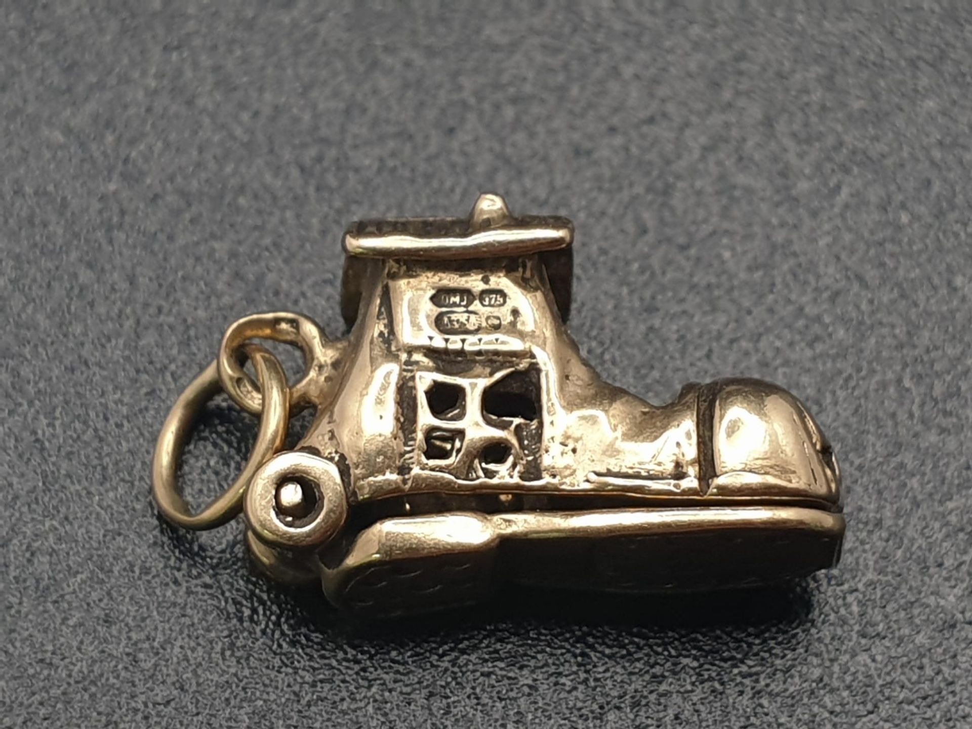 AN INTERESTING 9K YELLOW GOLD VINTAGE BOOT CHARM/PENDANT, WHICH OPENS TO SHOW A FAMILY INSIDE,