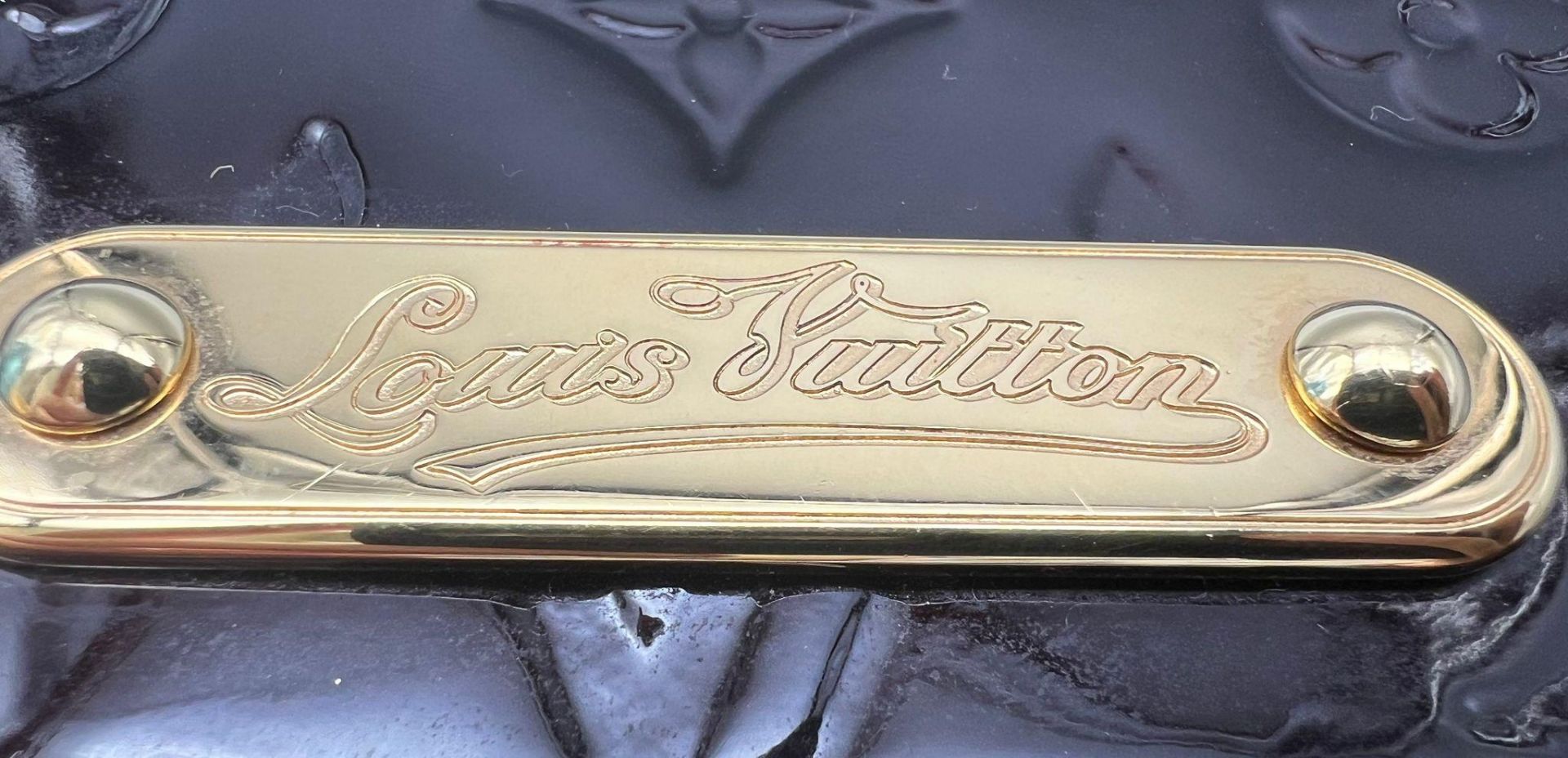 A Louis Vuitton Patent Leather Sunset Boulevard Bag. Monogram burgundy patent leather. Gold-tone - Bild 2 aus 8