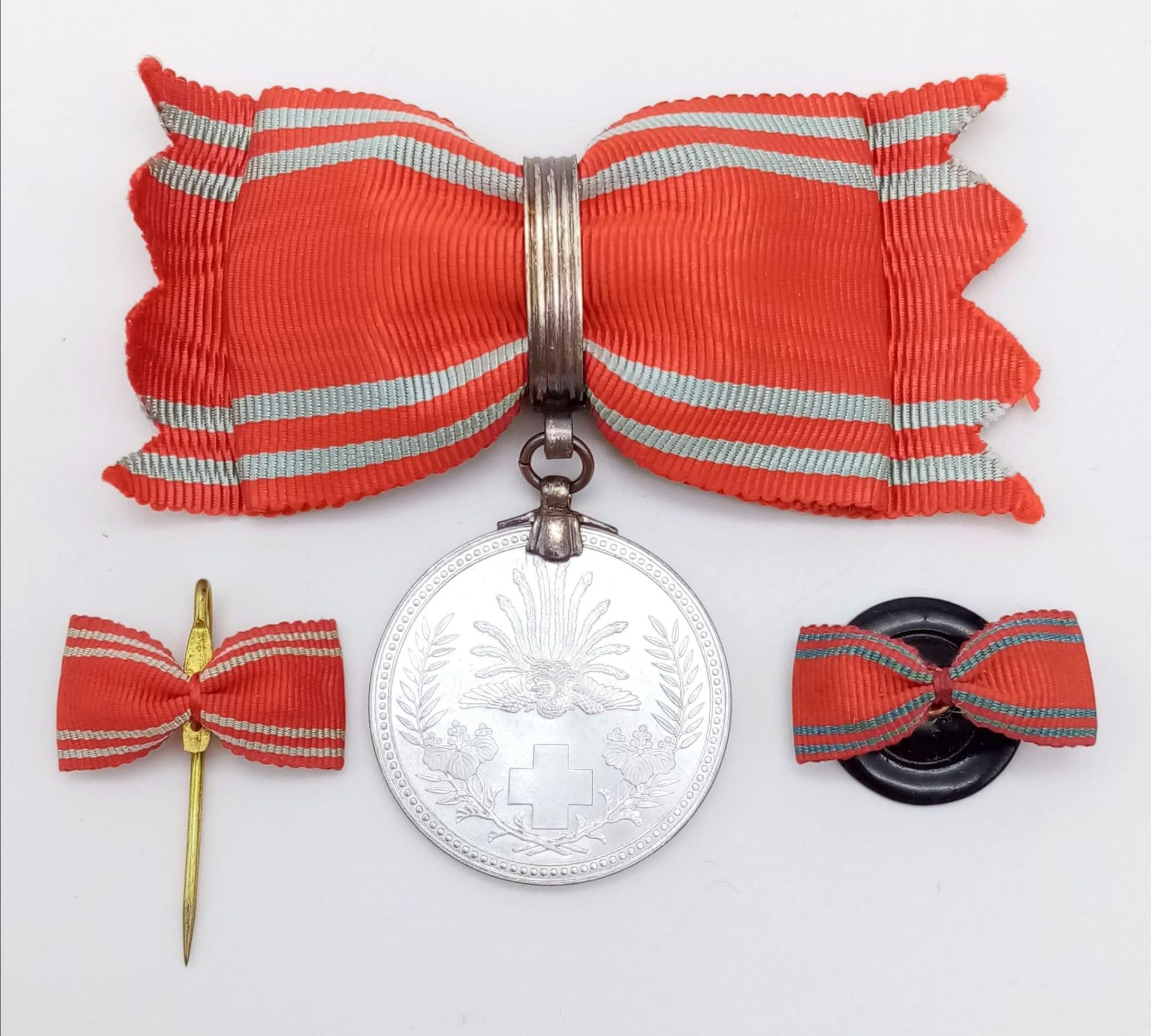 WWII imperial Japanese army medal. Box is not original to this medal. Exceptionally fine condition